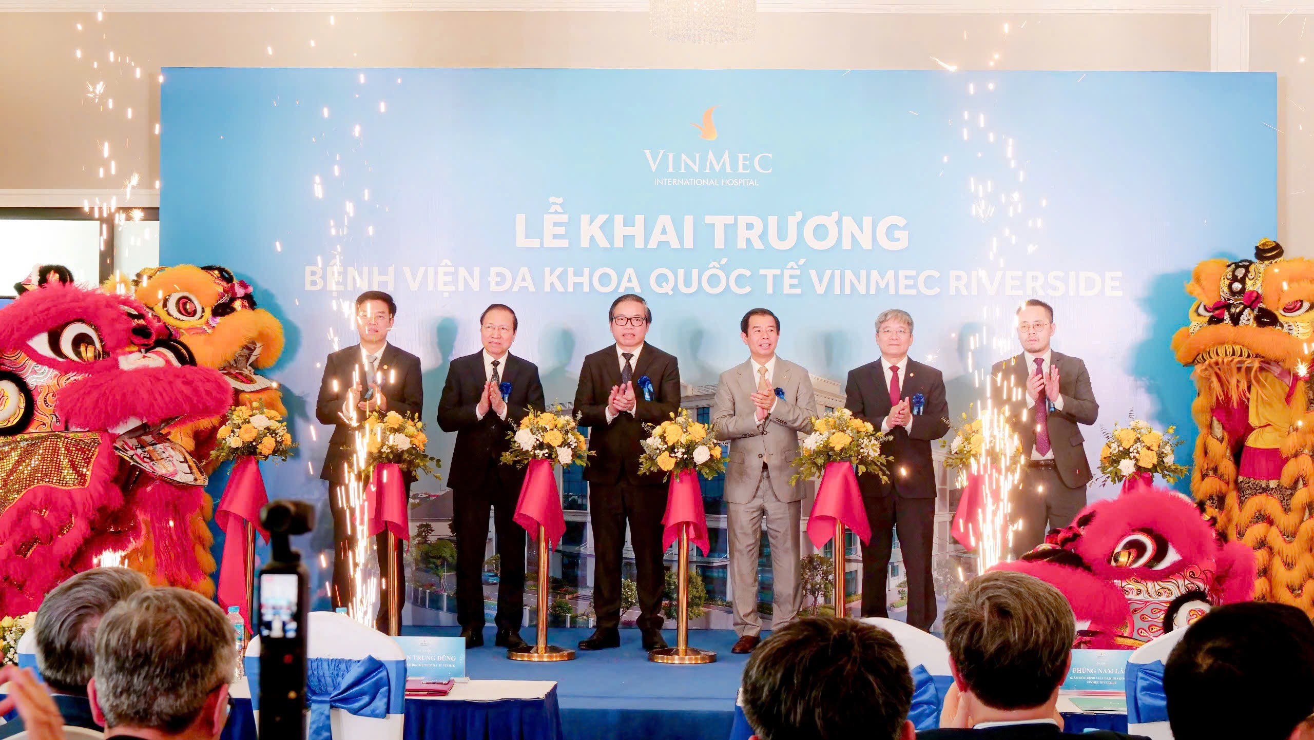 Các đại biểu cắt băng khai trương Bệnh viện Đa khoa Quốc tế Vinmec Riverside – bệnh viện thứ 11 trên toàn quốc và là cơ sở thứ 3 của Vinmec tại Hà Nội.
