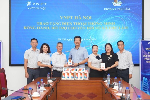 vnpt-trien-khai-chuong-trinh-ho-tro-smartphone-cho-nguoi-cao-tuoi-ho-ngheo-nguoi-khuyet-tat-va-cac-gia-dinh-kho-khan-1789731602.jpg