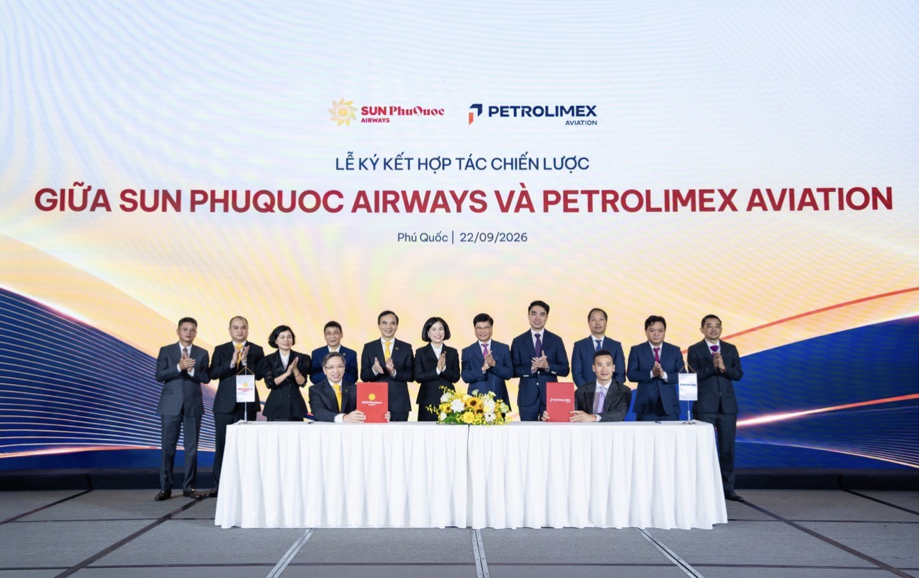 Ông Trương Việt Cường - PTGĐ Sun PhuQuoc Airways và ông Lương Hồ Anh - PTGĐ Petrolimex Aviation ký kết Biên bản ghi nhớ mở rộng hợp tác về cung ứng nhiên liệu hàng không và phát triển hạ tầng nhiên liệu tại các cảng hàng không.