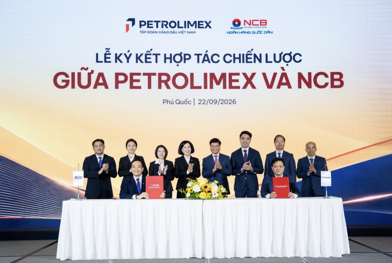 Ông Tạ Kiều Hưng – Thành viên HĐQT, Tổng Giám đốc NCB và ông Nguyễn Ngọc Tú – Phó Tổng Giám đốc Petrolimex ký kết Thỏa thuận hợp tác chiến lược giữa Petrolimex và NCB