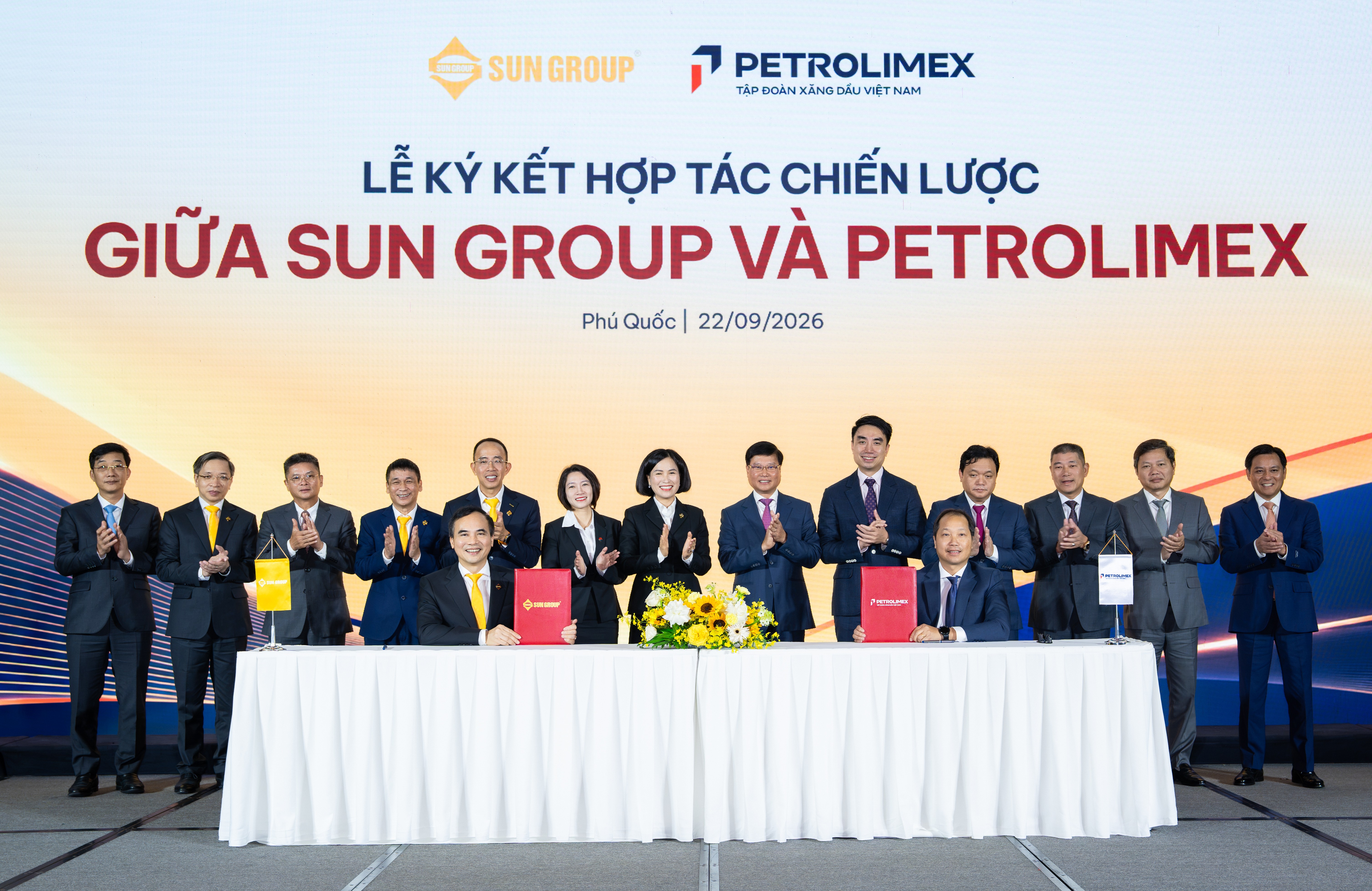 Ông Nguyễn Mạnh Quân – Phó Tổng Giám đốc Tập đoàn Sun Group và ông Nguyễn Quang Dũng – Phó Tổng Giám đốc Petrolimex ký kết Thỏa thuận hợp tác chiến lược giữa hai Tập đoàn.