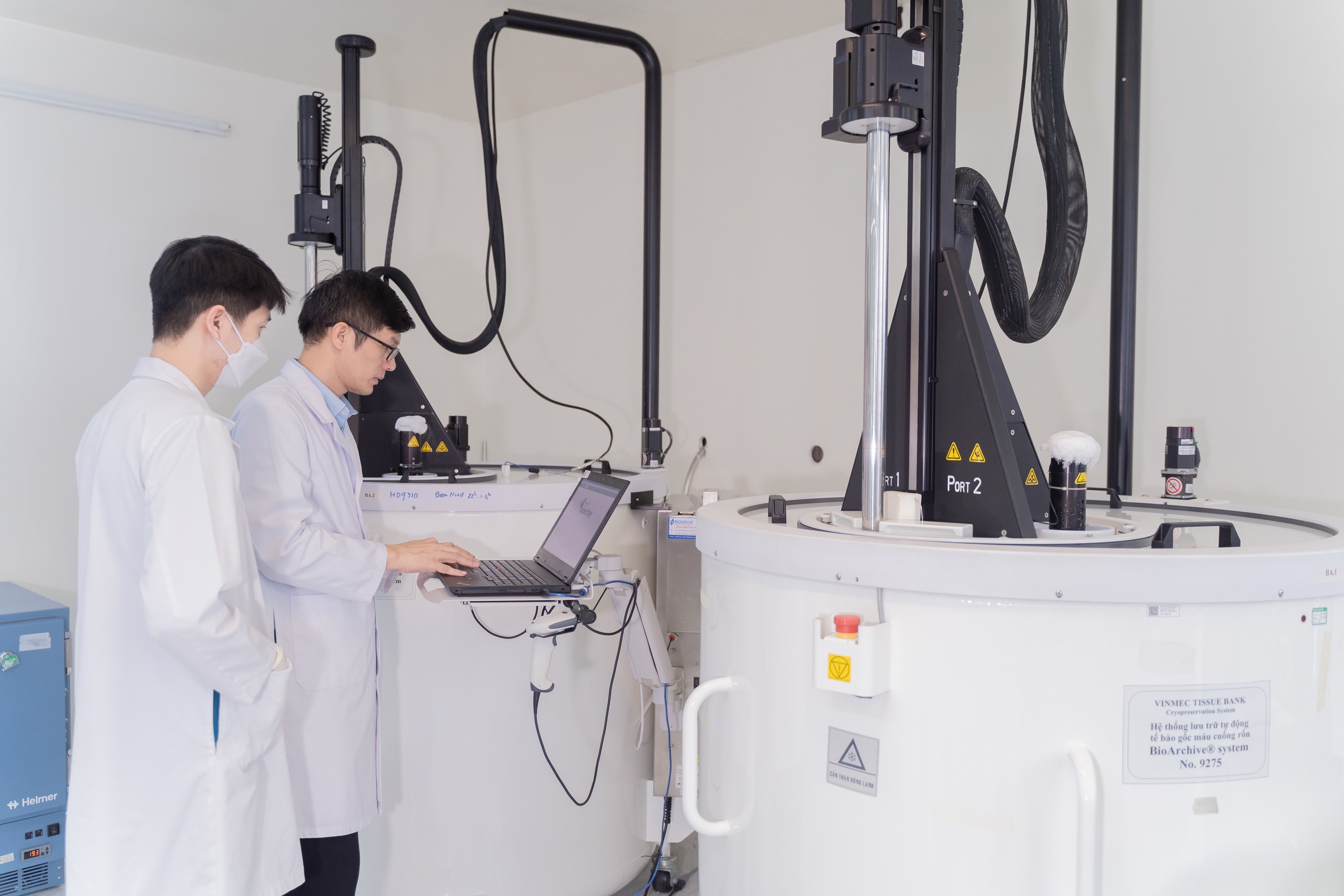 Hệ thống phòng sạch đạt chuẩn ISO 14644-1 và ngân hàng lưu trữ chuẩn quốc tế AABB tại Vinmec bảo toàn chất lượng mẫu tế bào qua nhiều thập kỷ.