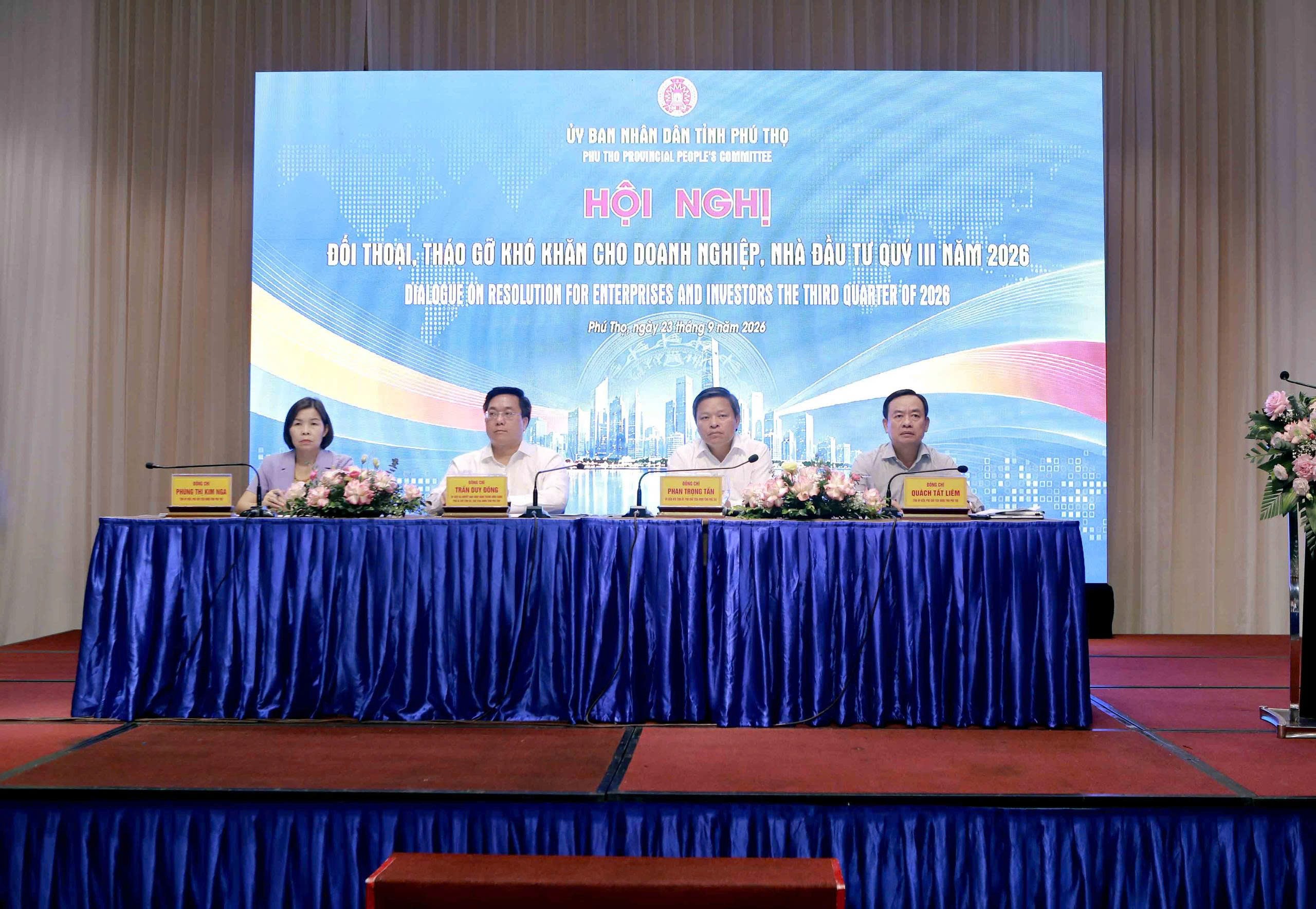 chu-tich-ubnd-tinh-tran-duy-dong-va-cac-pho-chu-tich-ubnd-tinh-phan-trong-tan-quach-tat-liem-phung-thi-kim-nga-dieu-hanh-hoi-nghi-doi-thoai-1790167982.jpg