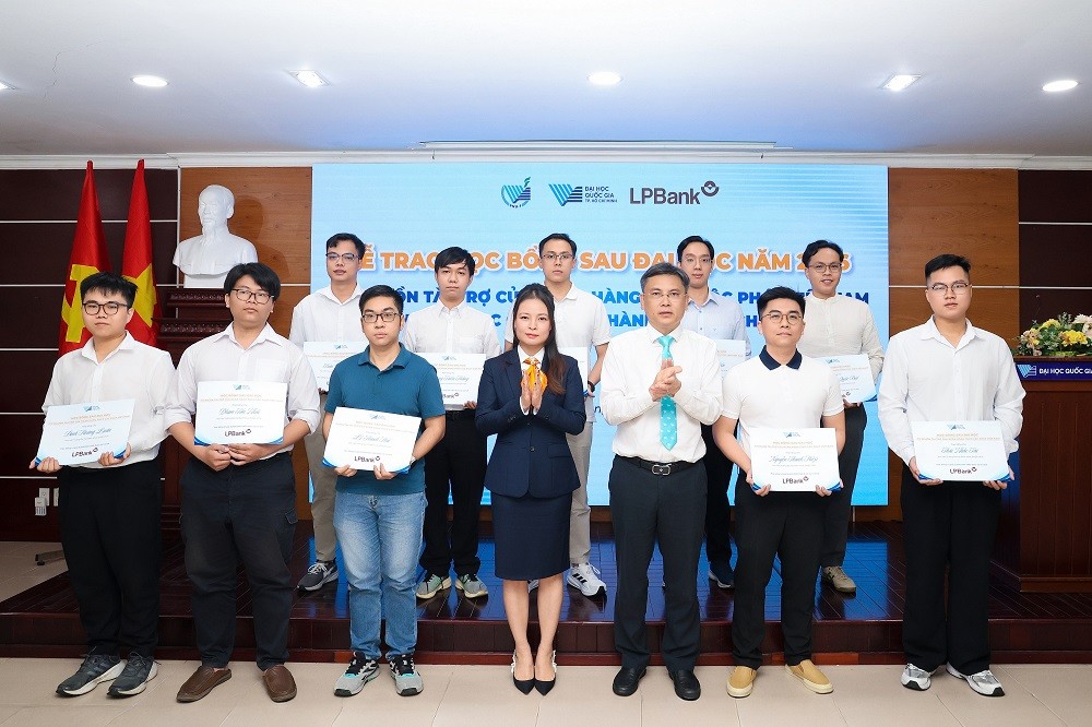 lpbank-trao-43-suat-hoc-bong-sau-dai-hoc-tri-gia-gan-18-ty-dong-2-1790222561.jpg