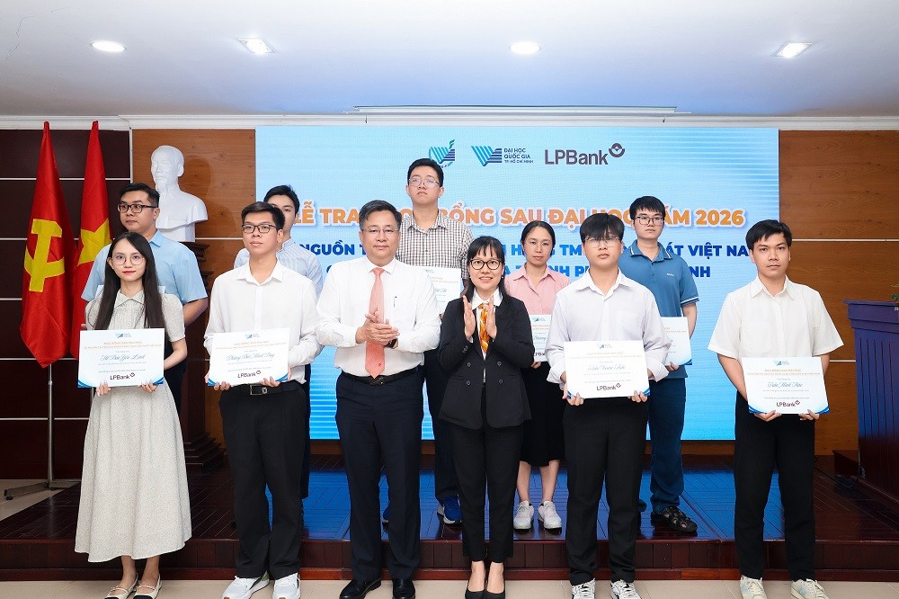 lpbank-trao-43-suat-hoc-bong-sau-dai-hoc-tri-gia-gan-18-ty-dong-3-1790222567.jpg