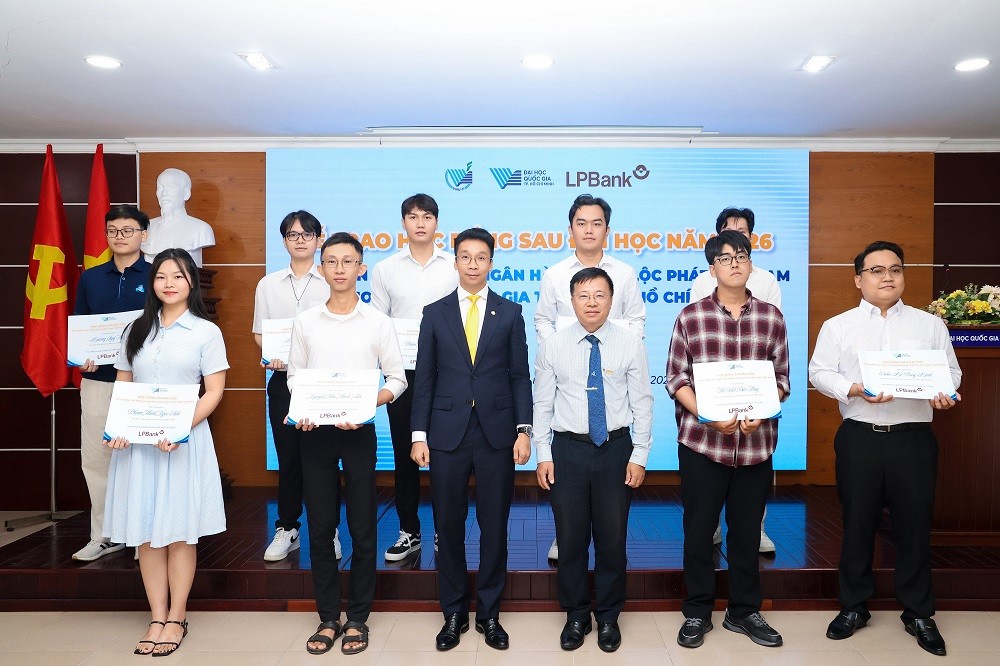 lpbank-trao-43-suat-hoc-bong-sau-dai-hoc-tri-gia-gan-18-ty-dong-4-1790222567.jpg