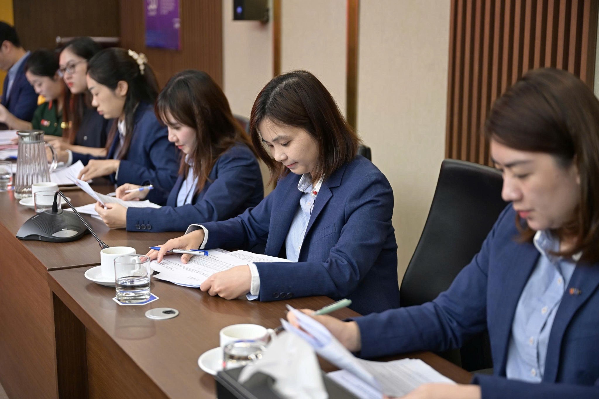 Trong khuôn khổ buổi làm việc, đoàn cũng tổ chức kiểm tra nhận thức về cải cách hành chính và chuyển đổi số với 25 cán bộ nhân viên MB.