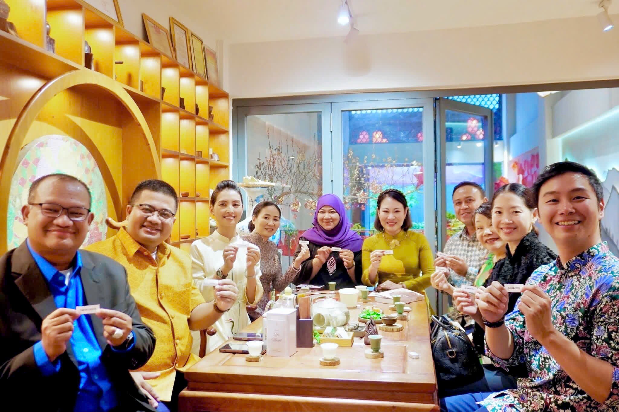 Đại diện Tổng lãnh sự quán các nước Asean, Hội Hữu nghị Việt Nam - Đông Nam Á TPHCM, An Nhơn Trà bóc thăm quốc hoa trang trí lồng đèn.