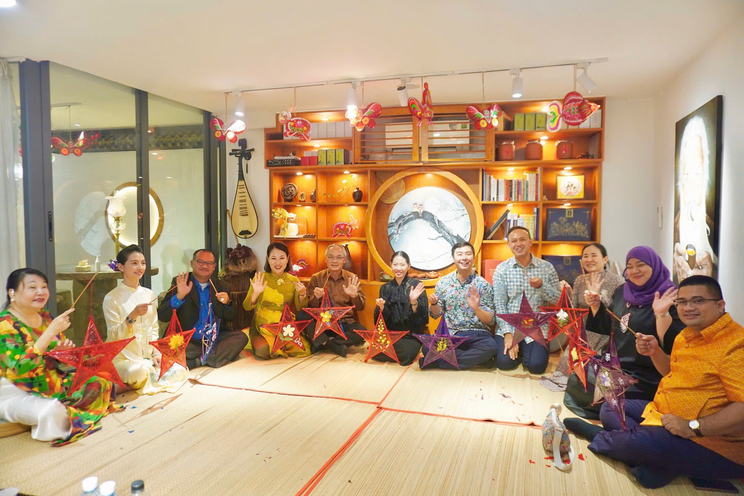 Đại diện Tổng lãnh sự quán các nước Asean trang trí lồng đèn. 