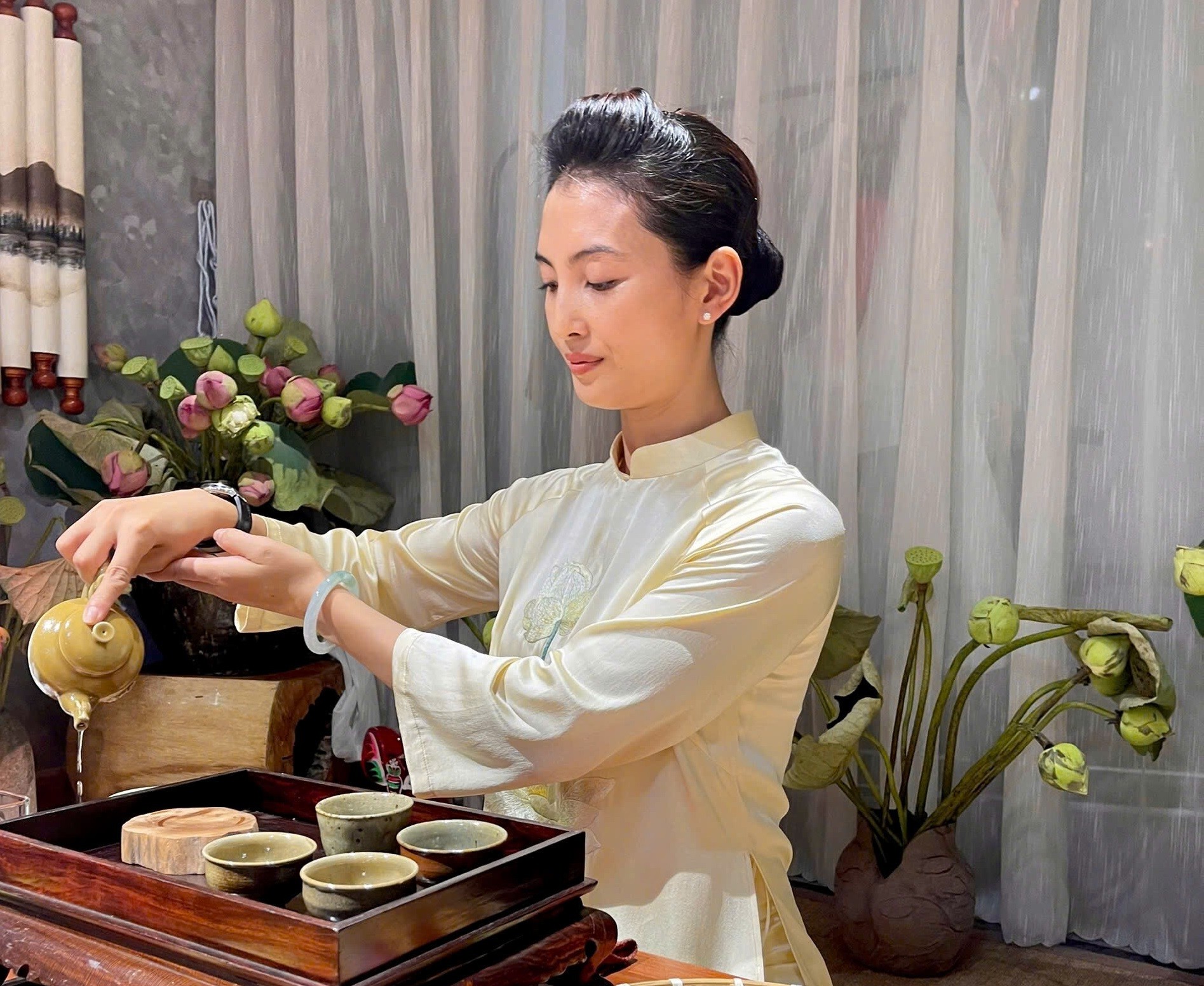 Nghệ nhân Dương Lệ, Trà chủ An Nhơn Trà pha trà mời khách.
