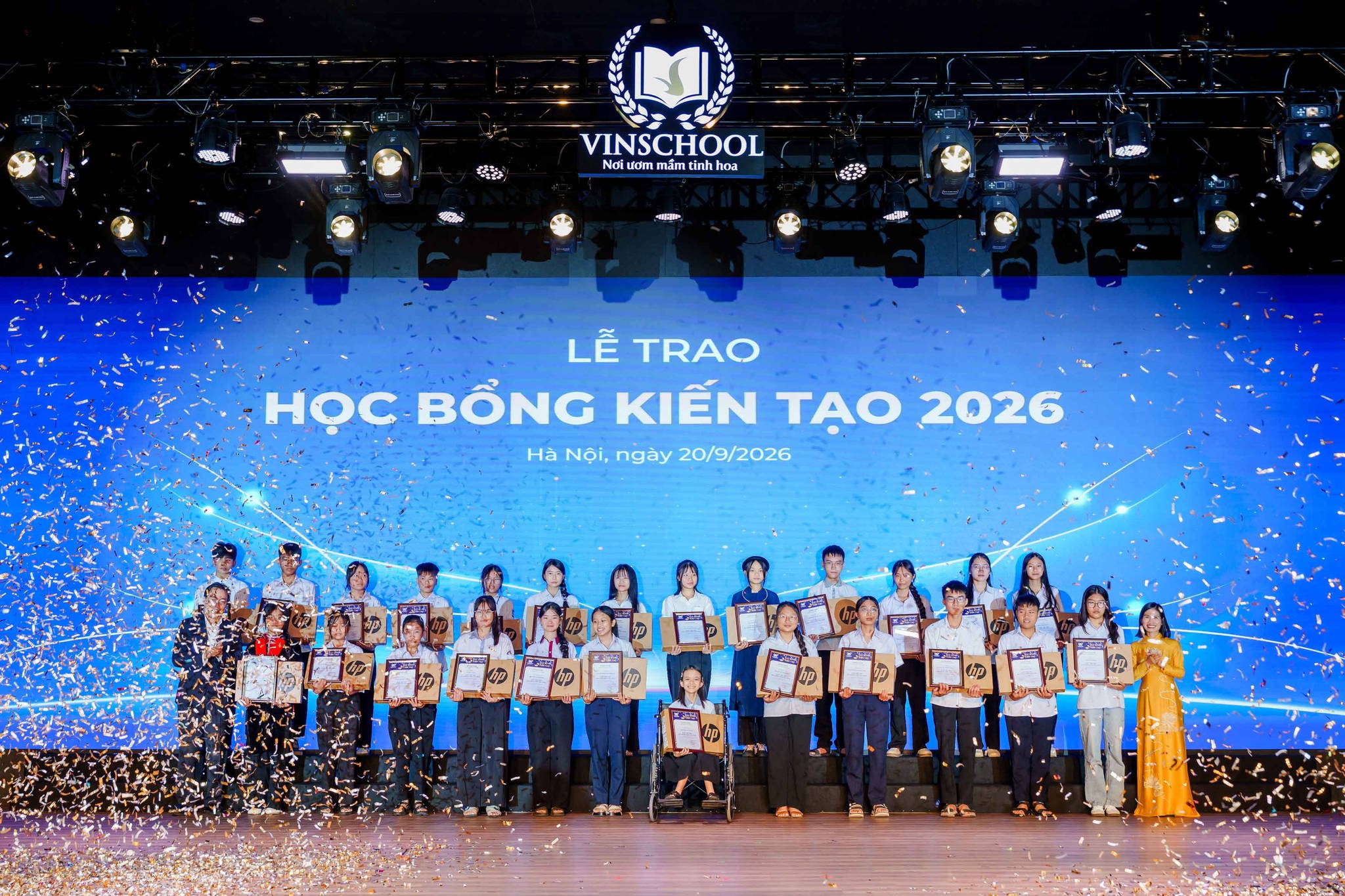 Các học sinh học giỏi, giàu nghị lực và có hoàn cảnh khó khăn đã được vinh danh tại Lễ trao Học bổng Kiến tạo 2026 của Vinschool.