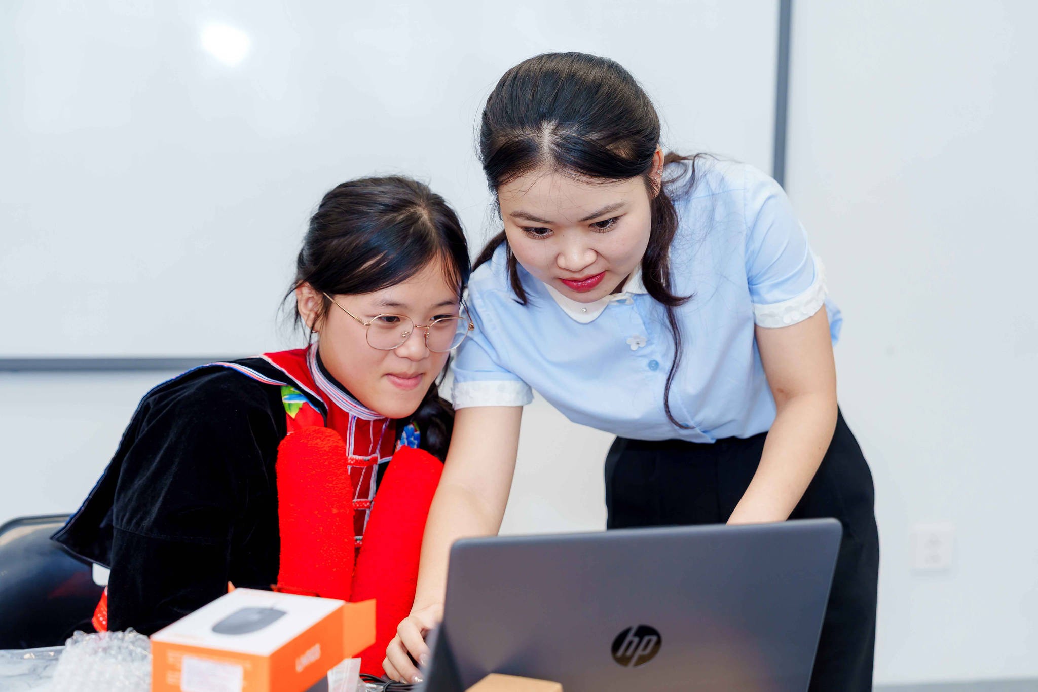 Học sinh nhận Học bổng Kiến tạo 2026 trao đổi cùng giáo viên cố vấn cá nhân.