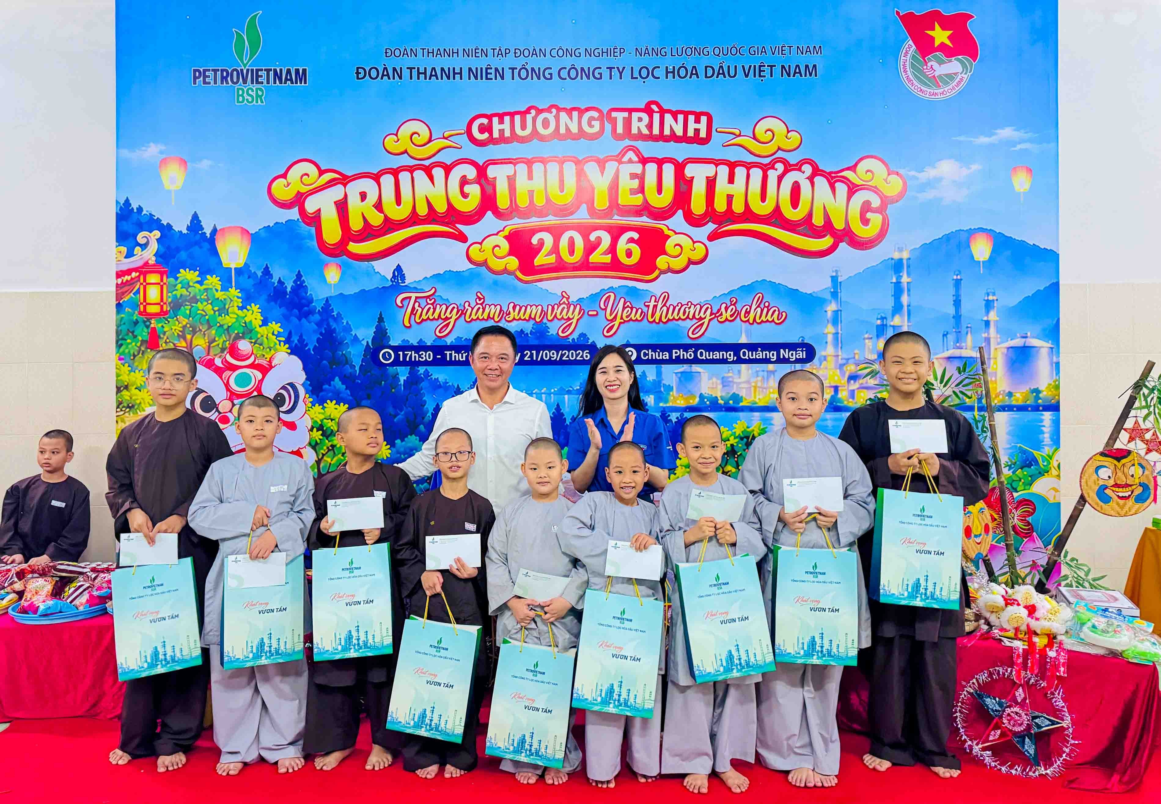 Lãnh đạo BSR và Đoàn viên Thanh niên BSR trao tặng các phần quà cho các em nhỏ mồ côi tại chùa Phổ Quang.