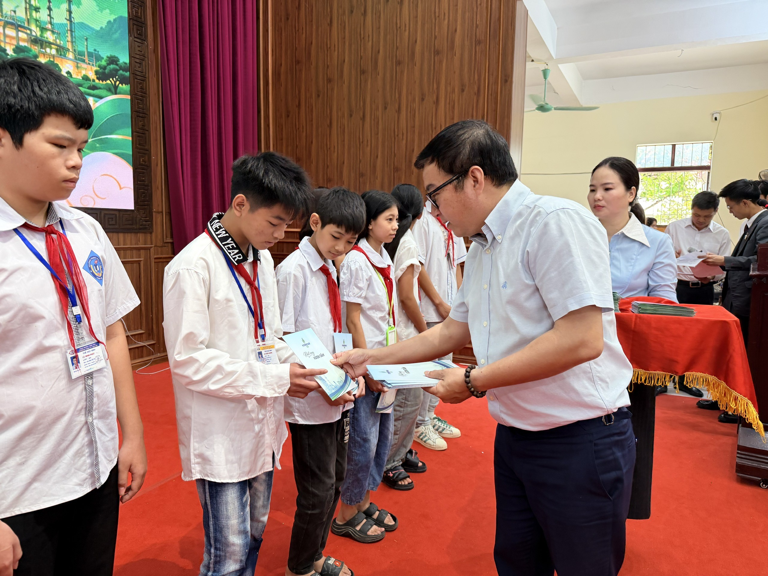Tổng Giám Đốc BSR Nguyễn Việt Thắng trao quà trung thu cho các em học sinh có hoàn cảnh khó khăn học giỏi