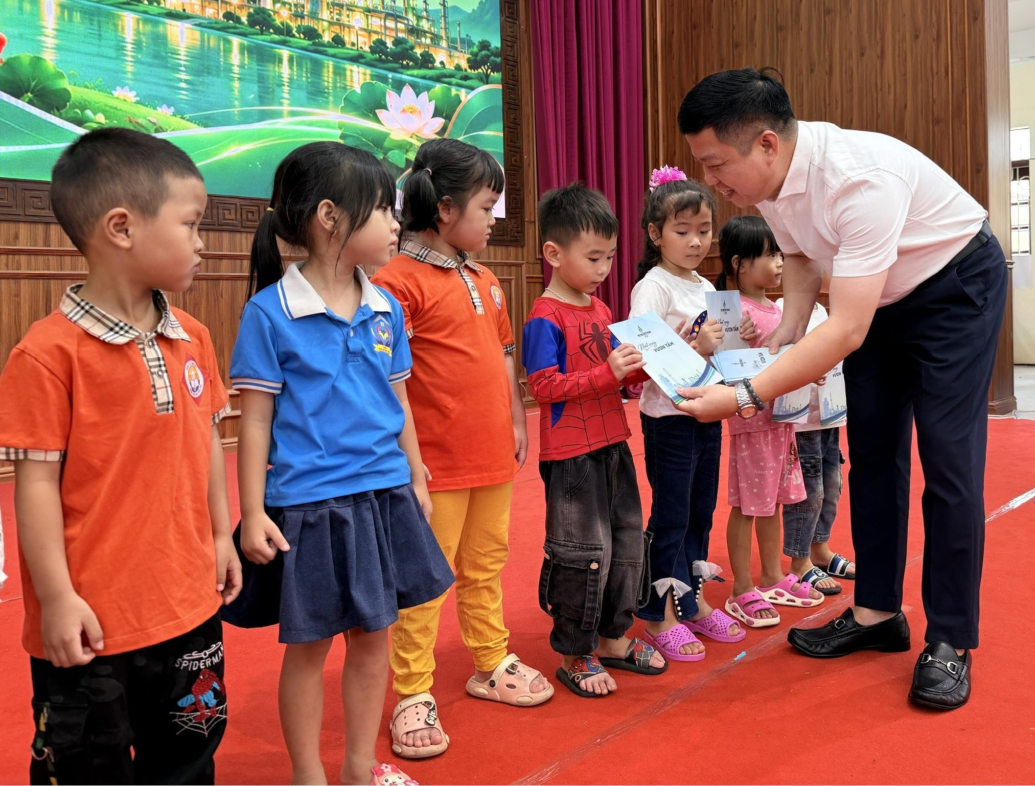 Đại diện các ban chuyên môn tại BSR gửi lời chúc đến các em học sinh khó khăn dịp Tết Trung thu 2026