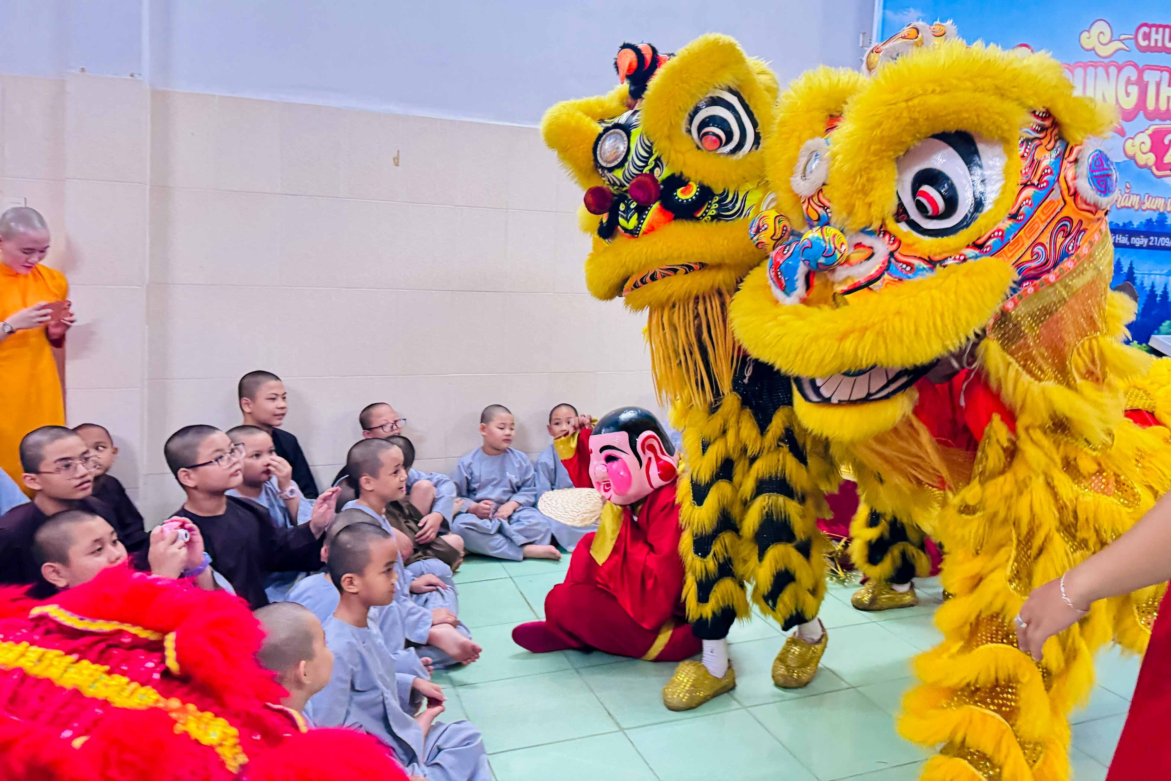 Các em nhỏ thích thú trêu đùa với những chú lân.