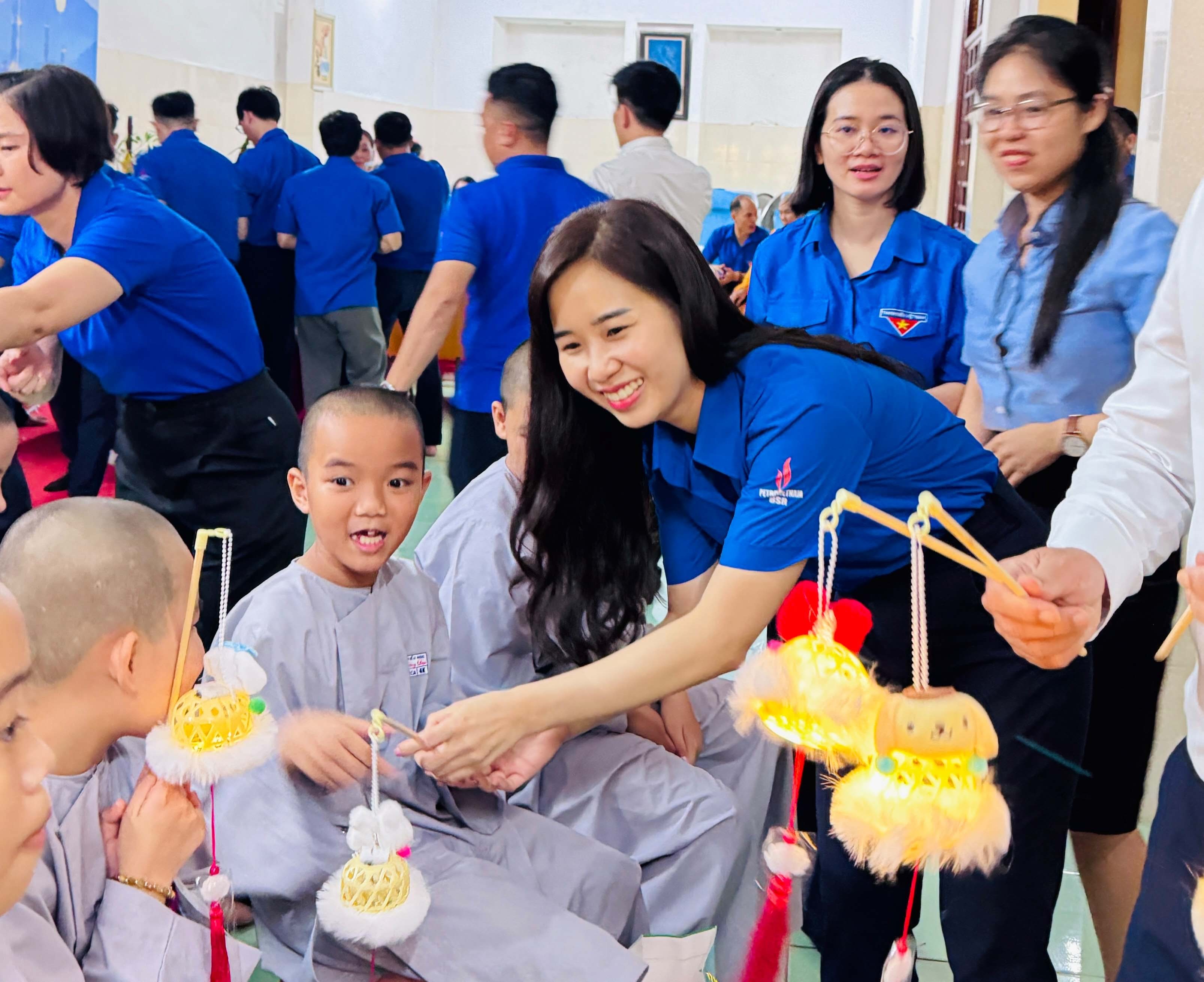 Bí thư Đoàn Thanh niên BSR Nguyễn Lan Hương cùng các em nhỏ vui chơi, cùng rước đèn Trung thu.