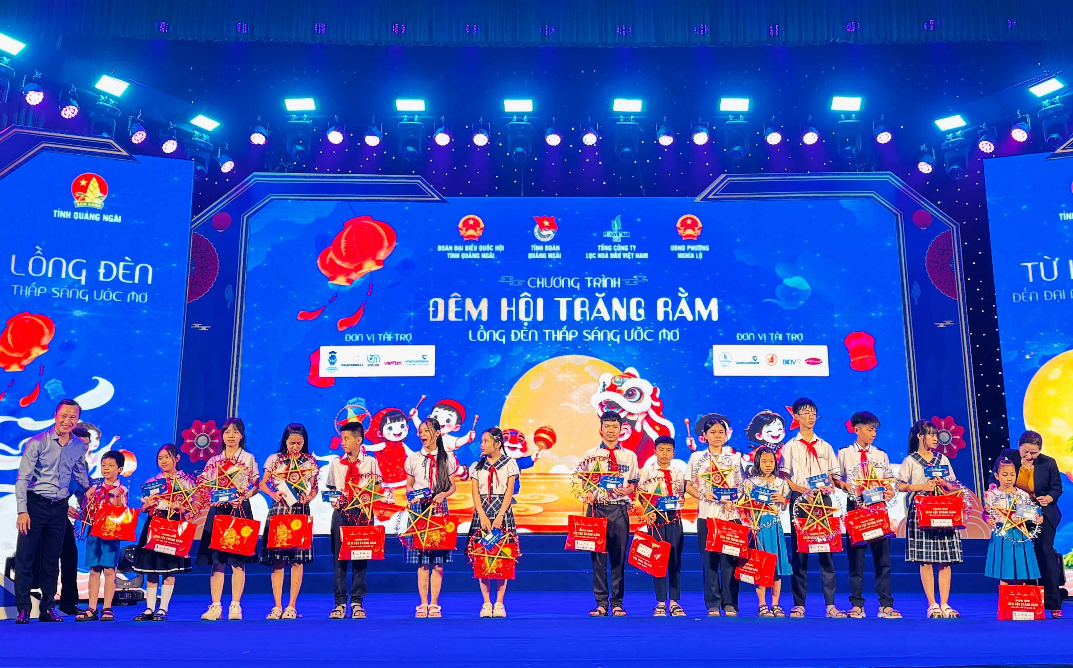 BSR cũng phối hợp cùng Đoàn Đại biểu Quốc hội tỉnh Quảng Ngãi, Tỉnh đoàn Quảng Ngãi và UBND Phường Nghĩa Lộ tổ chức đêm hội Trăng rằm, tạo sân chơi vui tươi, bổ ích cho các em thiếu nhi.