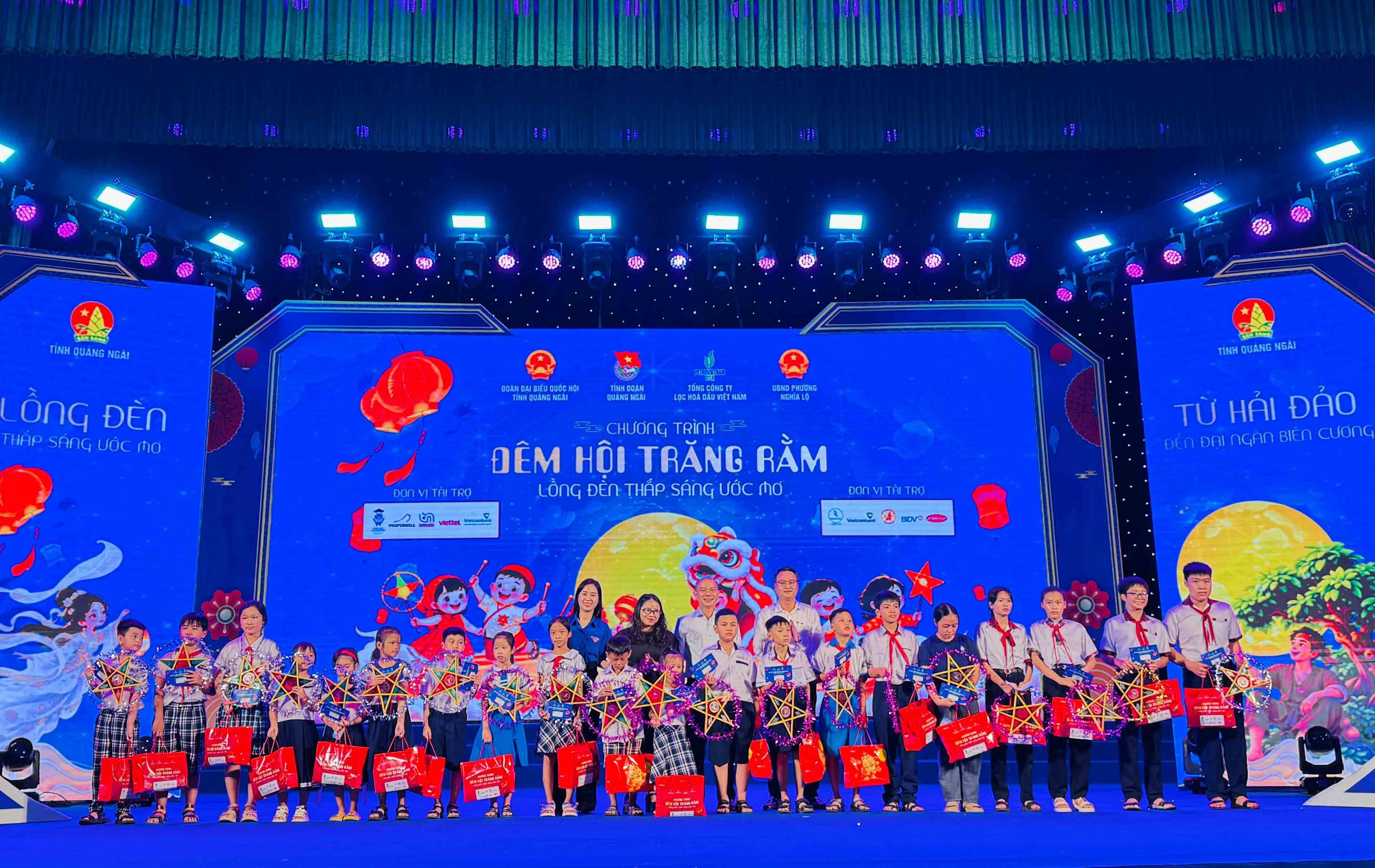 Các em nhỏ có hoàn cảnh đặc biệt đón nhận các phần quà ý nghĩa, ấm áp dịp Tết Trung thu năm 2026.