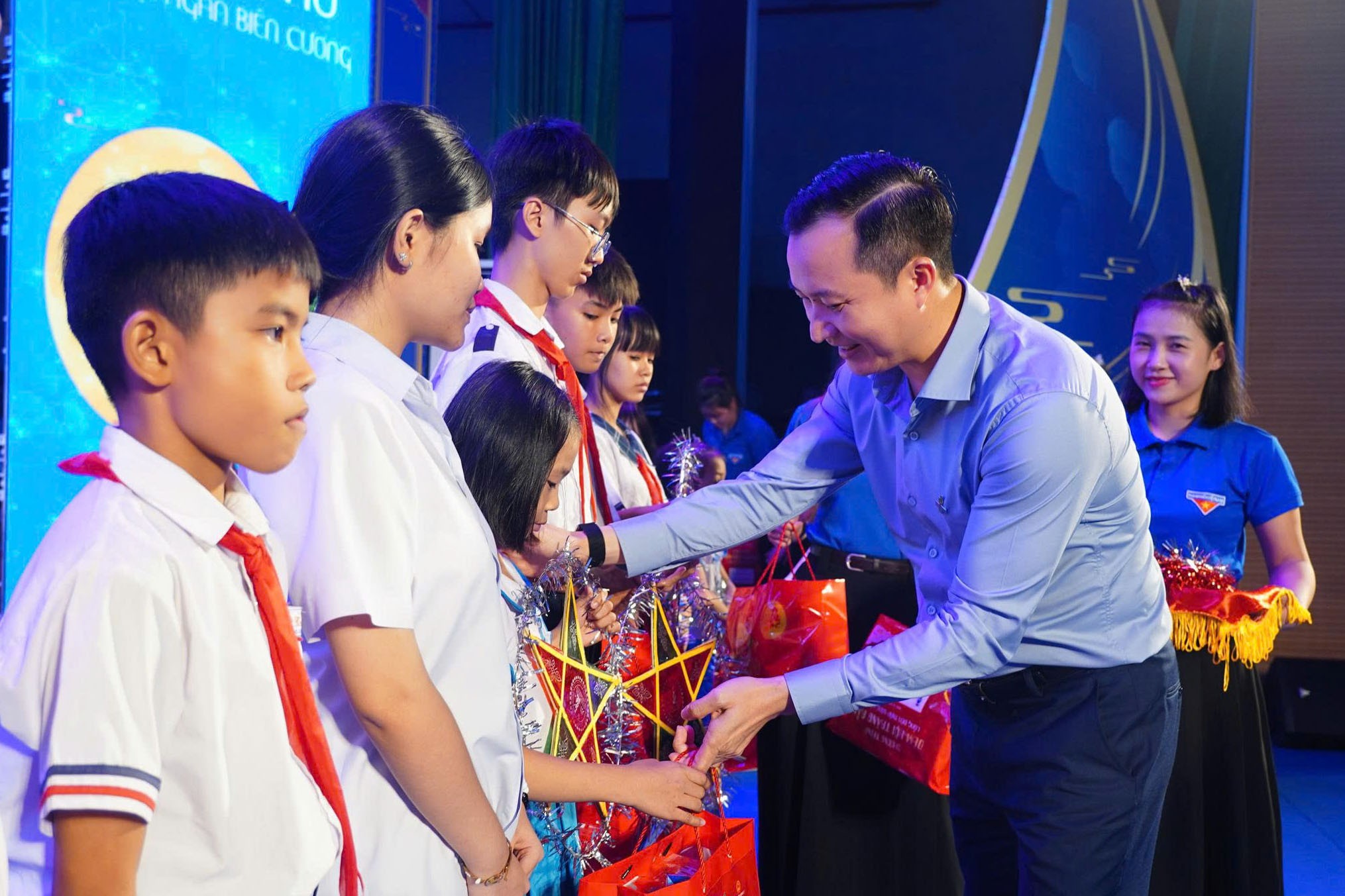 Phó Tổng Giám đốc BSR Phạm Minh Nghĩa dành tặng các phần quà hỗ trợ cho các em học sinh vượt khó vươn lên trong học tập.