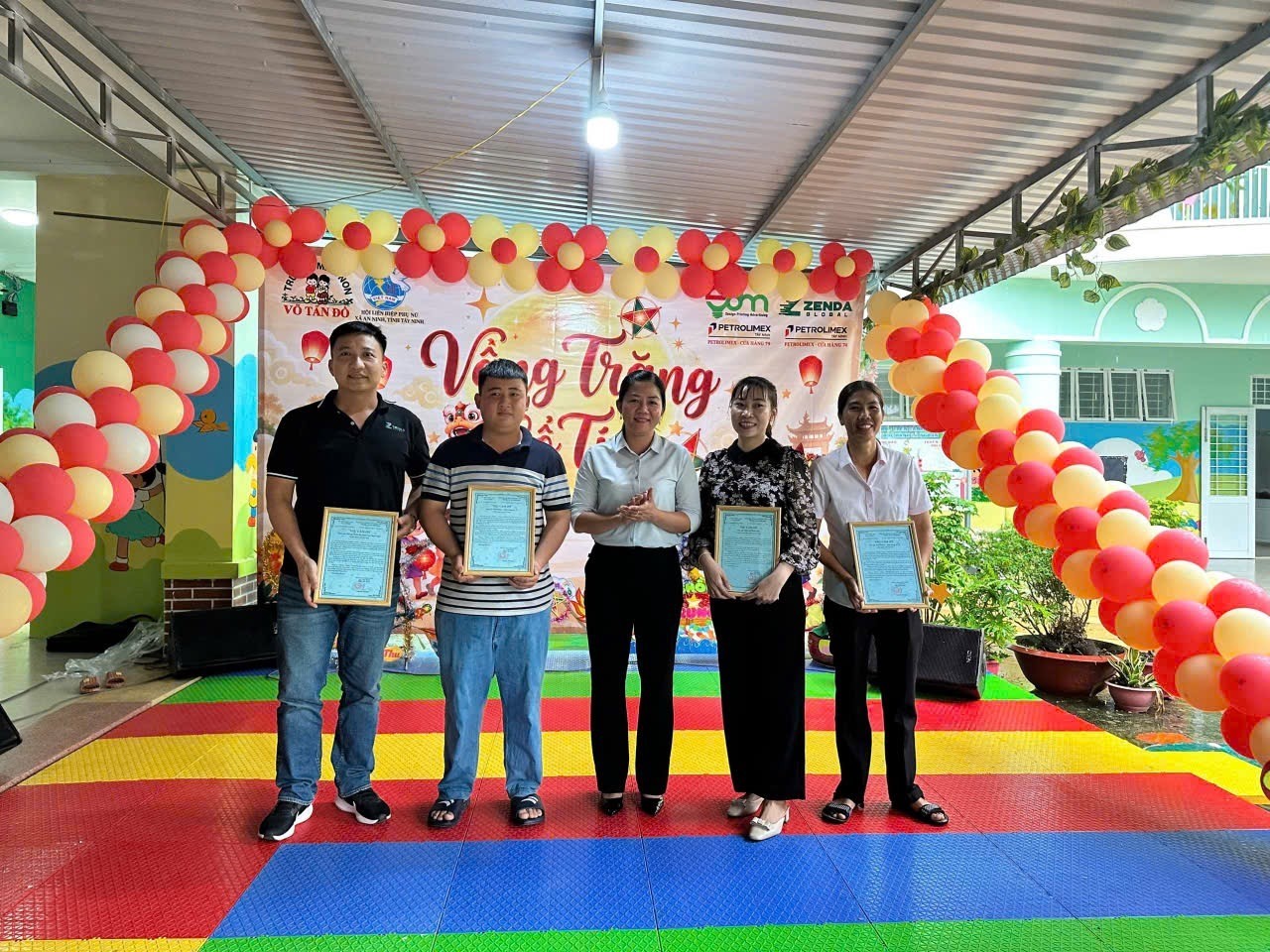 Đại diện các đơn vị tham gia chương trình nhận thư cảm ơn.