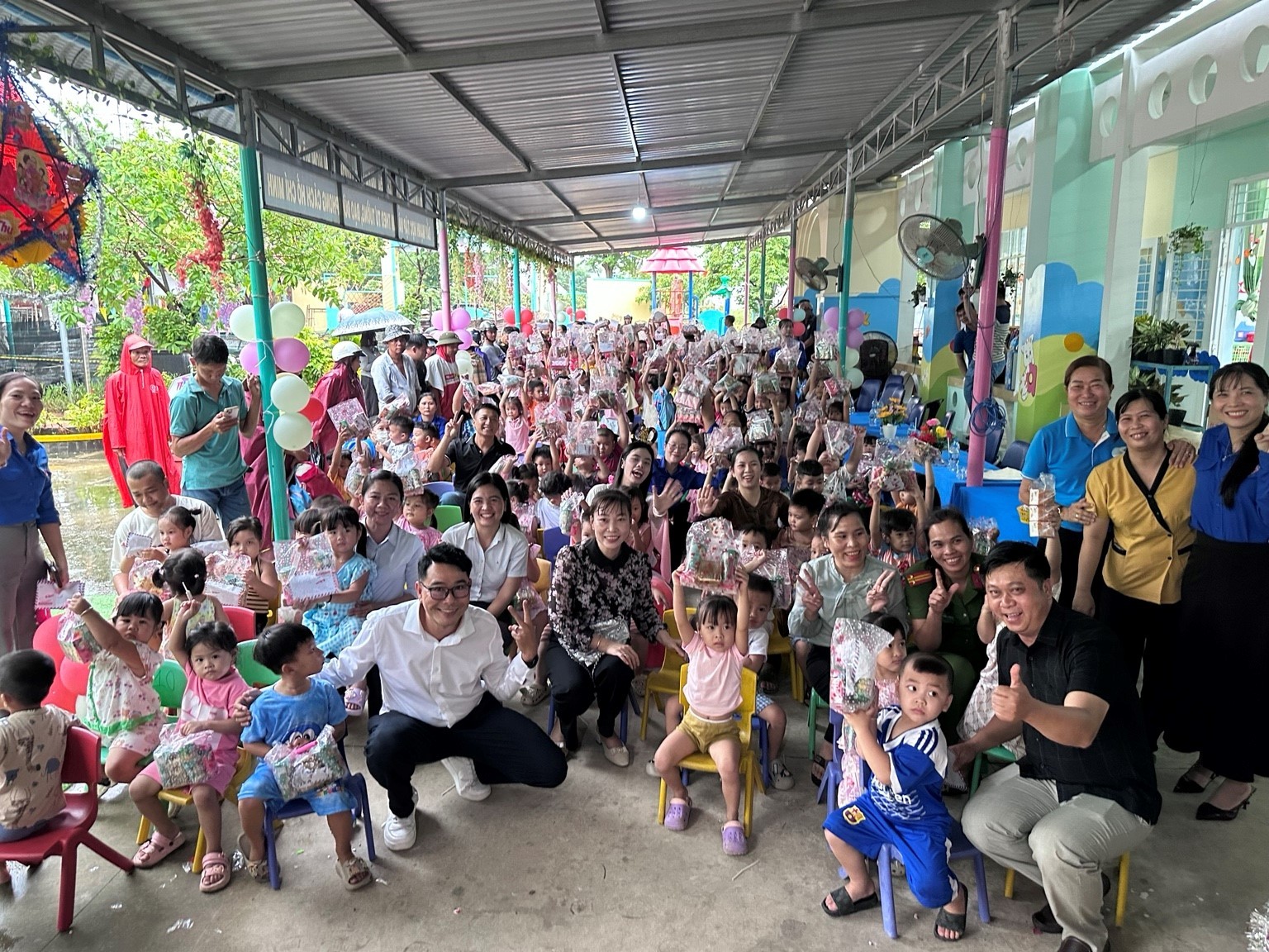 Không khí chương trình diễn ra vui tươi, gần gũi và ấm áp.