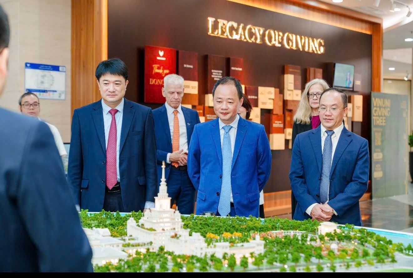 GS. TS. Trần Hồng Thái, Ủy viên Ban Chấp hành Trung ương Đảng, Phó Trưởng Ban Chính sách, Chiến lược Trung ương, Chủ tịch Viện Hàn lâm Khoa học và Công nghệ Việt Nam cùng lãnh đạo Viện Hàn lâm tham khảo mô hình đại học tinh hoa tại VinUni và hướng hợp tác tương lai.
