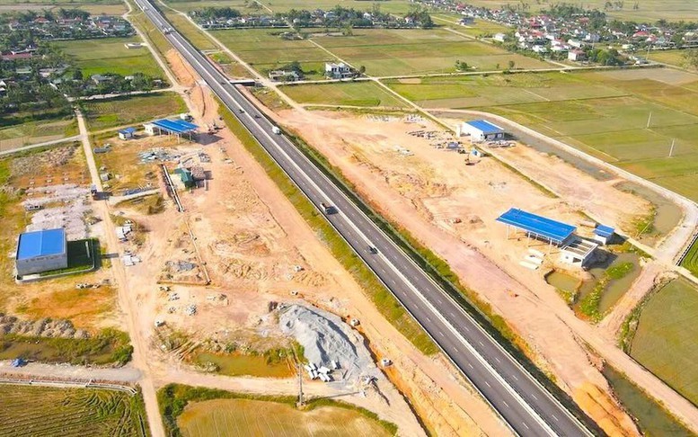 Nhằm bảo đảm hiệu quả trong đầu tư các tuyến cao tốc, góp phần phát triển kinh tế xã hội gắn với mục tiêu tăng trưởng hai con số, Bộ Xây dựng đã nghiên cứu, đưa ra 7 tiêu chí xác định mức độ ưu tiên đầu tư các tuyến cao tốc theo thứ tự. (Ảnh minh hoạ)