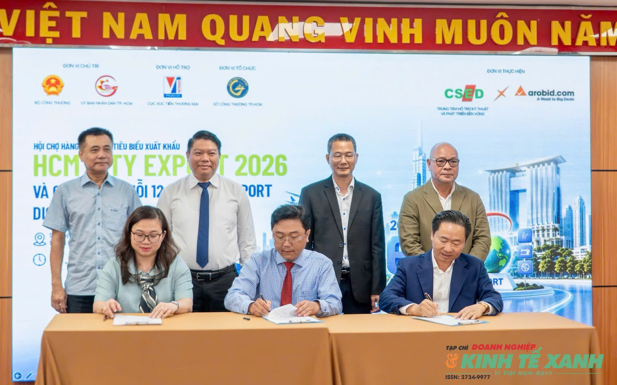 Trung tâm Hỗ trợ Kỹ thuật và Phát triển bền vững CSED (Sở Công thương TP.HCM) ký kết Biên bản ghi nhớ trong phối hợp triển khai nền tảng triển lãm số với các Hiệp hội, doanh nghiệp. (Ảnh: QUỐC CƯỜNG)
