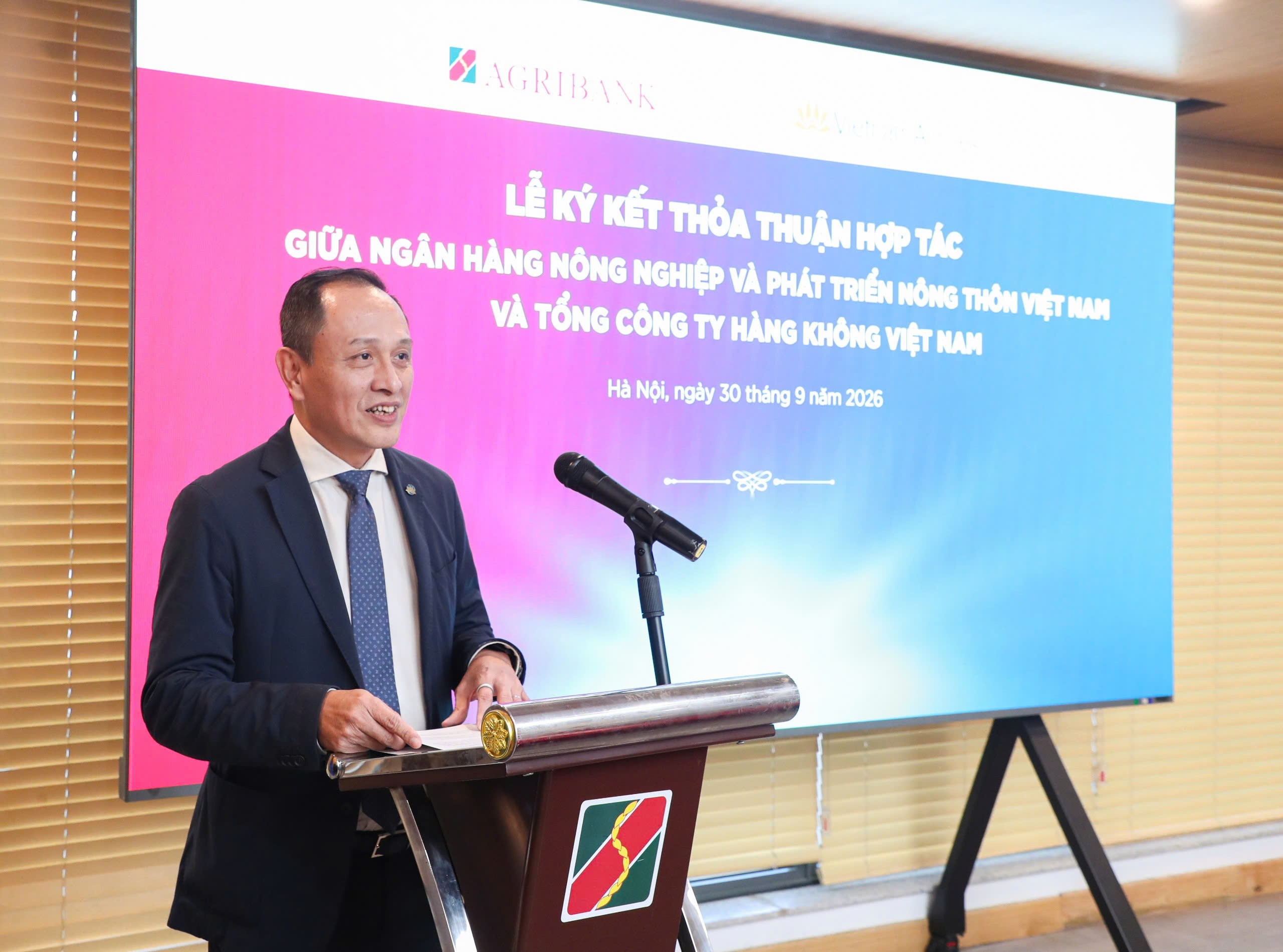 agribank-va-vietnam-airlines-le-hong-ha-1790817725.jpg