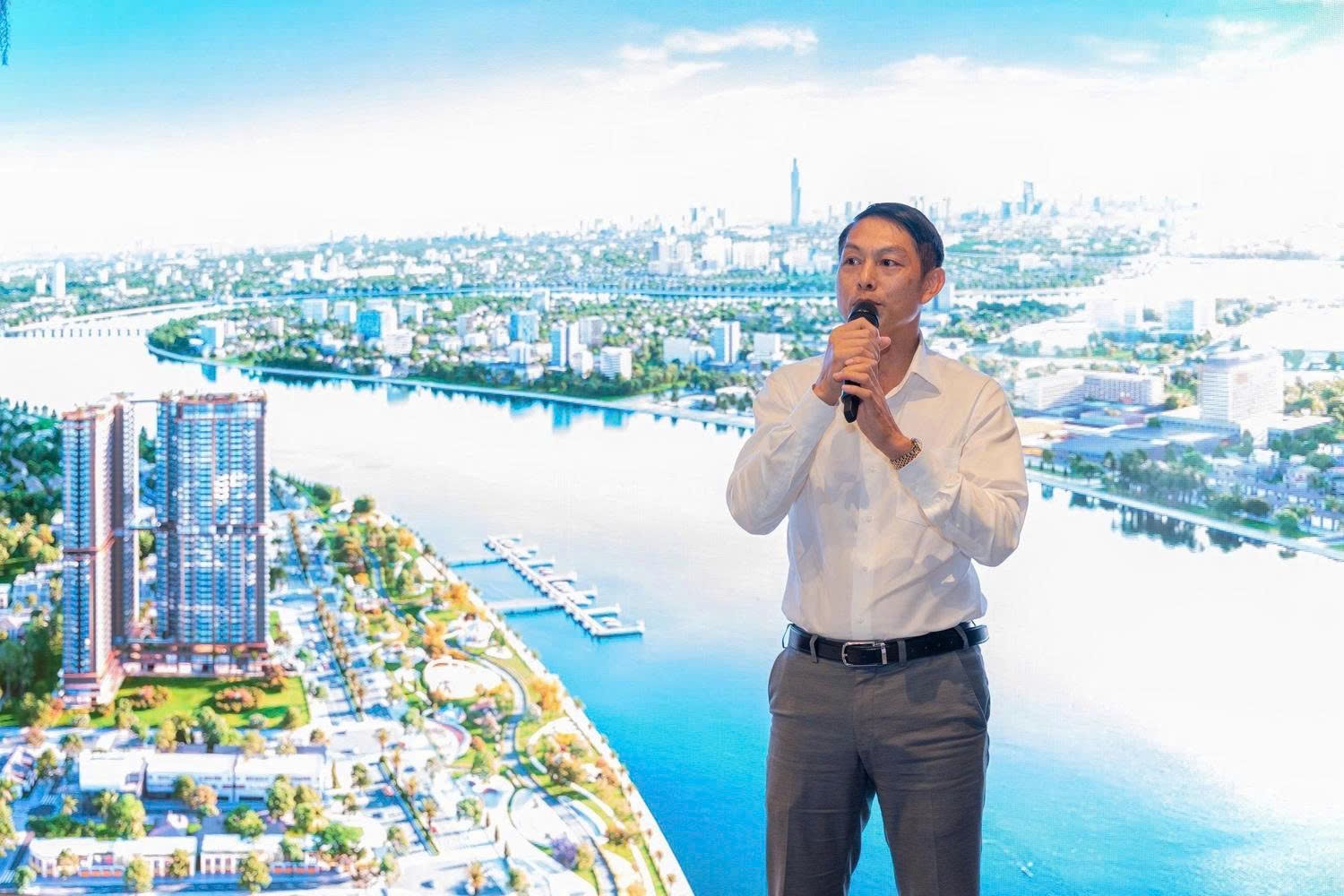 Ông Nghiêm Xuân Thủy – Phó Tổng Giám Đốc A&T Thuận An, Đại diện Chủ đầu tư giải đáp về chất lượng bàn giao theo chuẩn resort của A&T Saigon Riverside. 