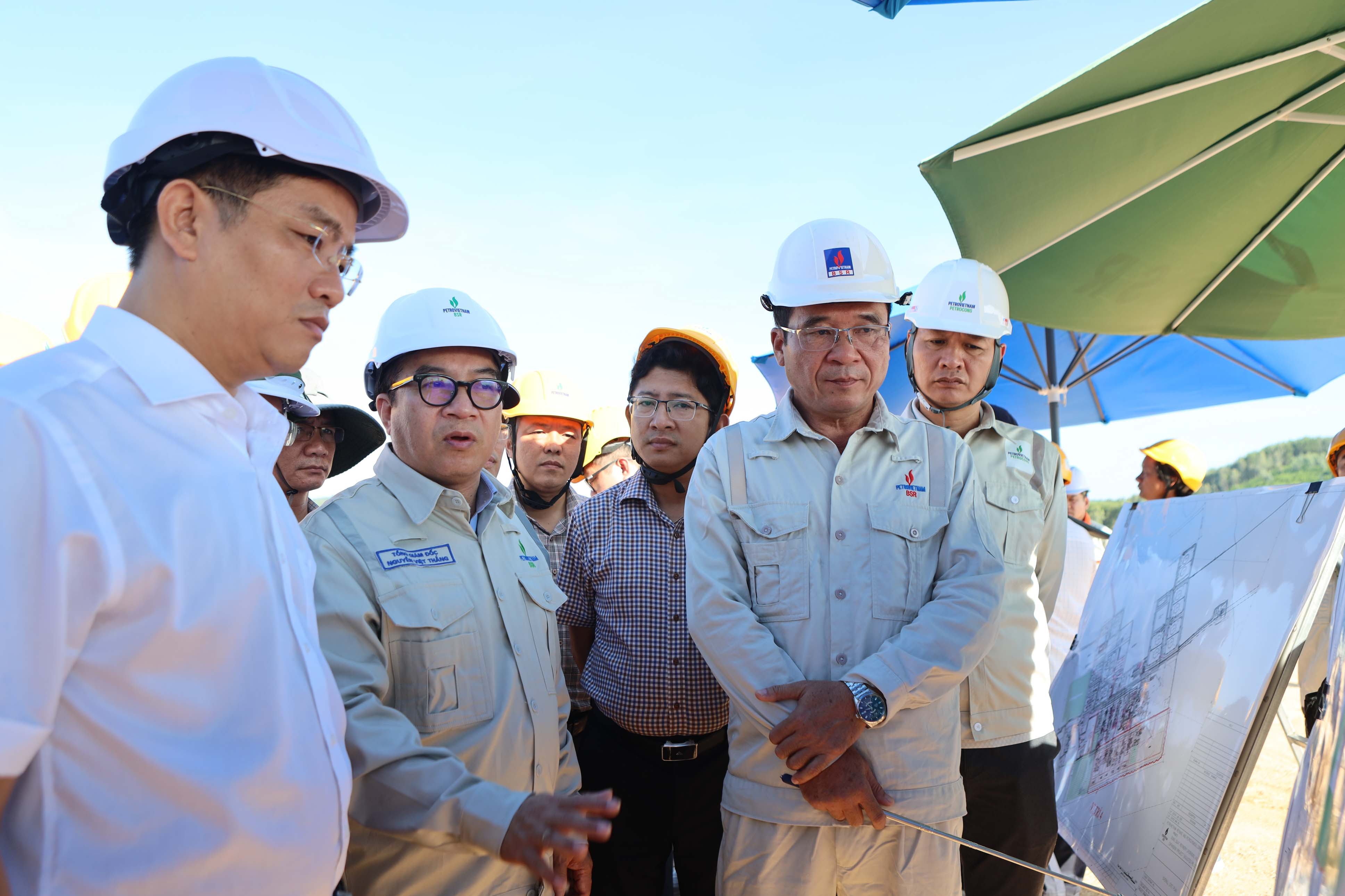 Phó Chủ tịch UBND tỉnh Quảng Ngãi kiểm tra thực địa công tác san lấp mặt bằng của Dự án NCMR NMLD Dung Quất.