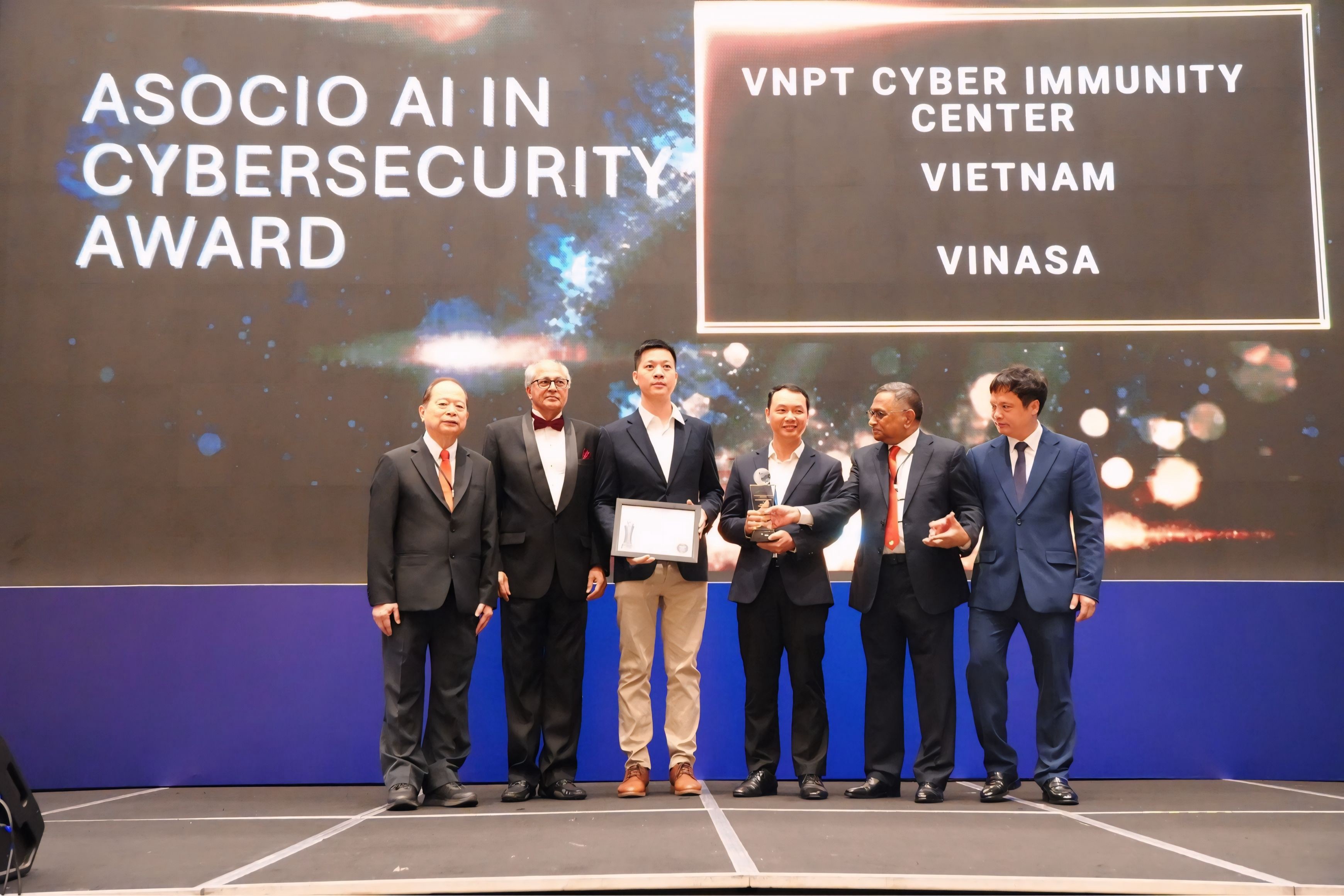 dai-dien-vnpt-cyber-immunity-nhan-giai-ai-in-cybersecurity-1791359549.JPEG
