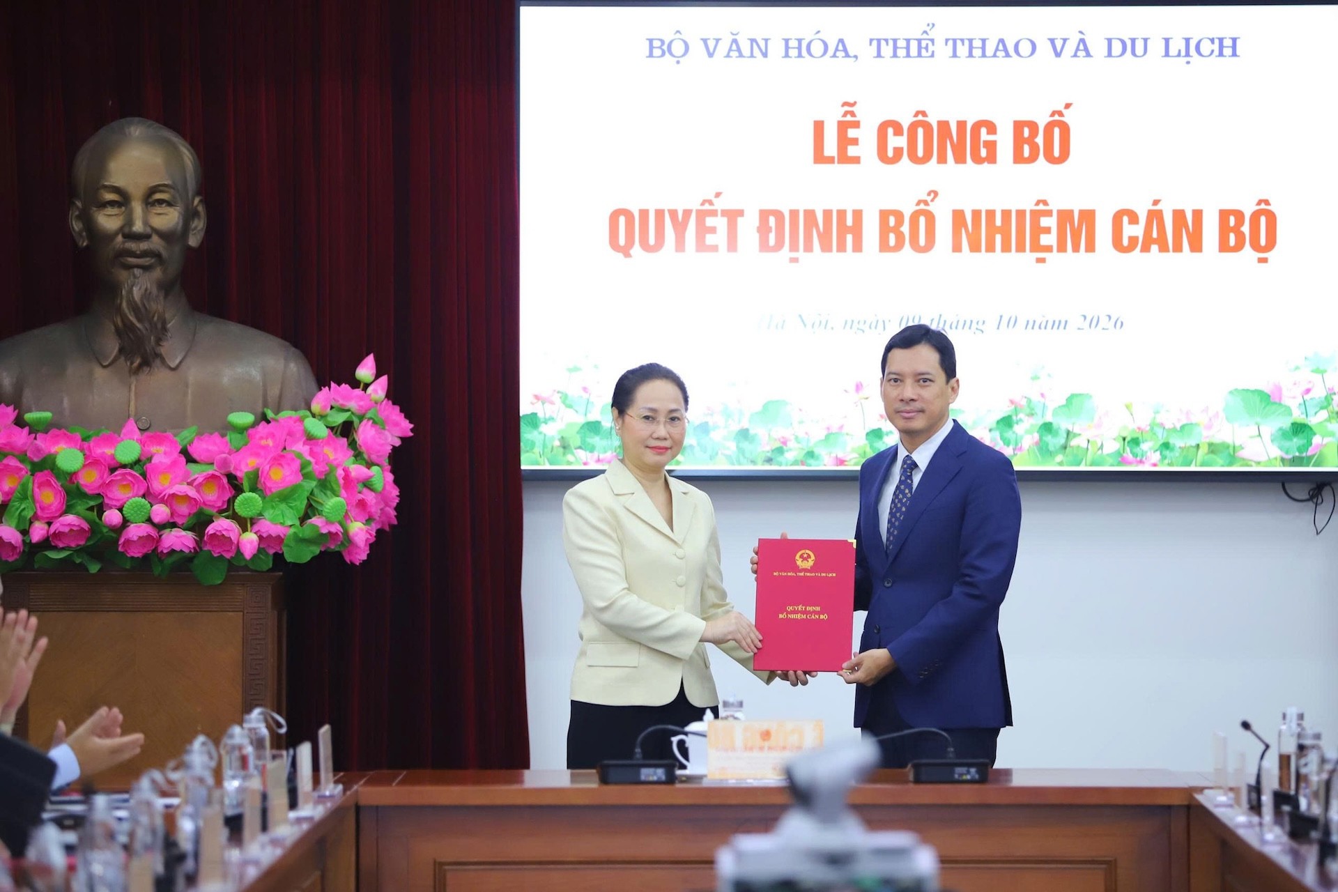 bo-truong-lam-thi-phuong-thanh-trao-quyet-dinh-dieu-dong-bo-nhiem-cho-cuc-truong-cuc-bao-chi-le-quang-tu-do-1252-1791545391.jpg
