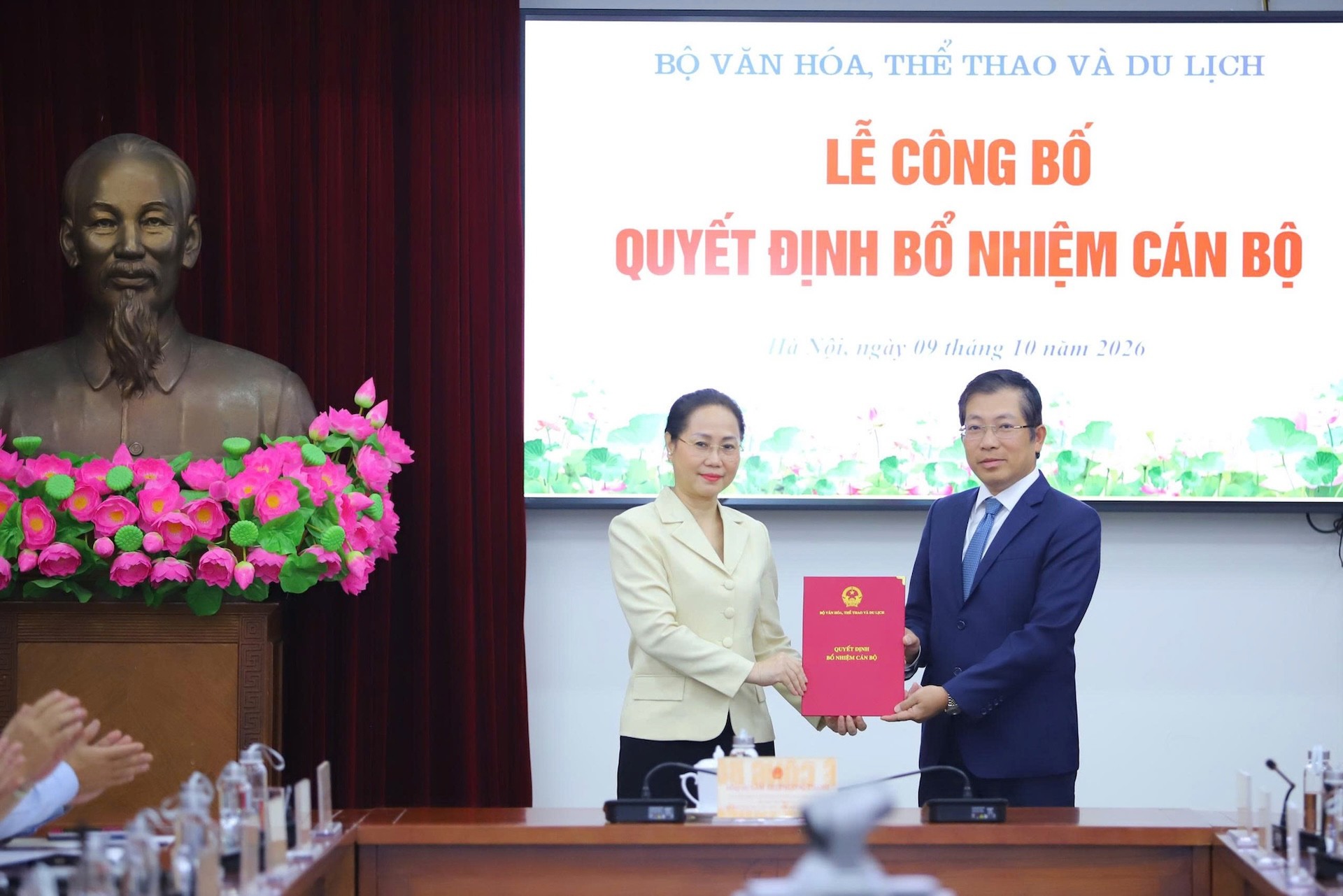 bo-truong-lam-thi-phuong-thanh-trao-quyet-dinh-dieu-dong-bo-nhiem-cho-cuc-truong-cuc-xuat-ban-va-thu-vien-luu-dinh-phuc-1251-1791545391.jpg
