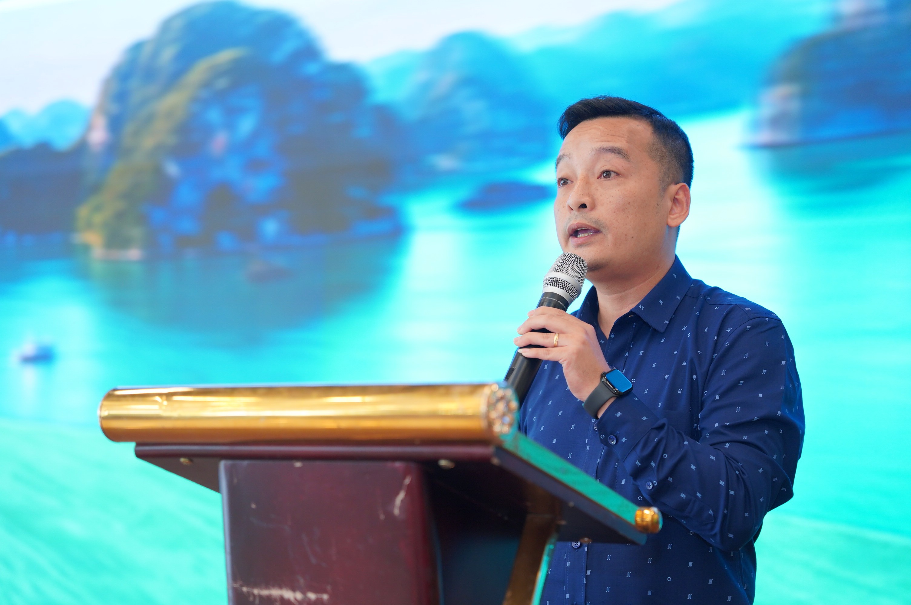 ong-dao-ngoc-huy-gd-van-hanh-vung-kiem-gd-ban-quan-ly-vimhomes-global-gate-ha-long-1791687099.JPG