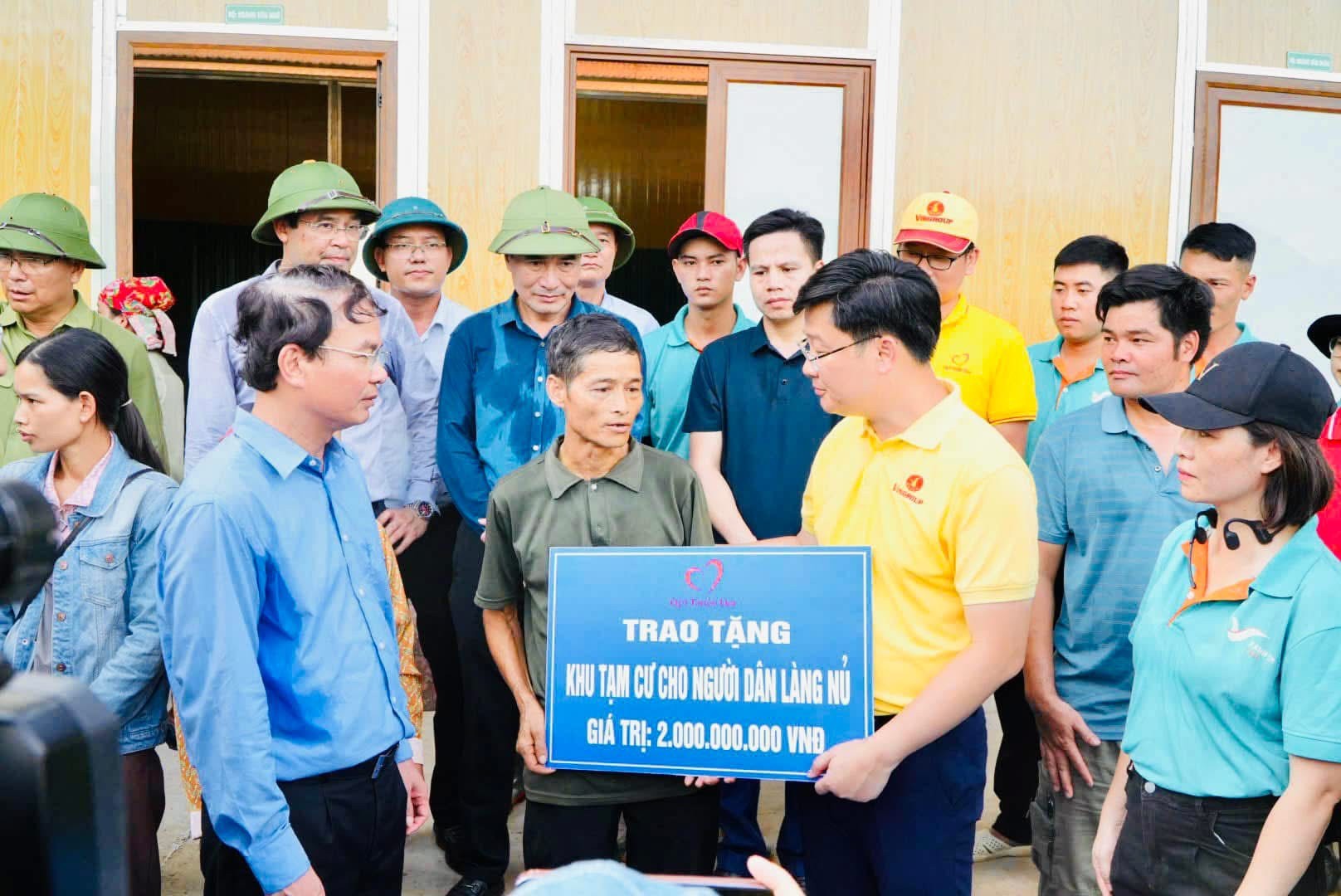 dai-dien-quy-thien-tam-tham-hoi-dong-vien-va-trao-bien-tuong-trung-khu-nha-tam-cho-nguoi-dan-bi-mat-nha-vi-lu-quet-o-lang-nu-1791903339.jpg