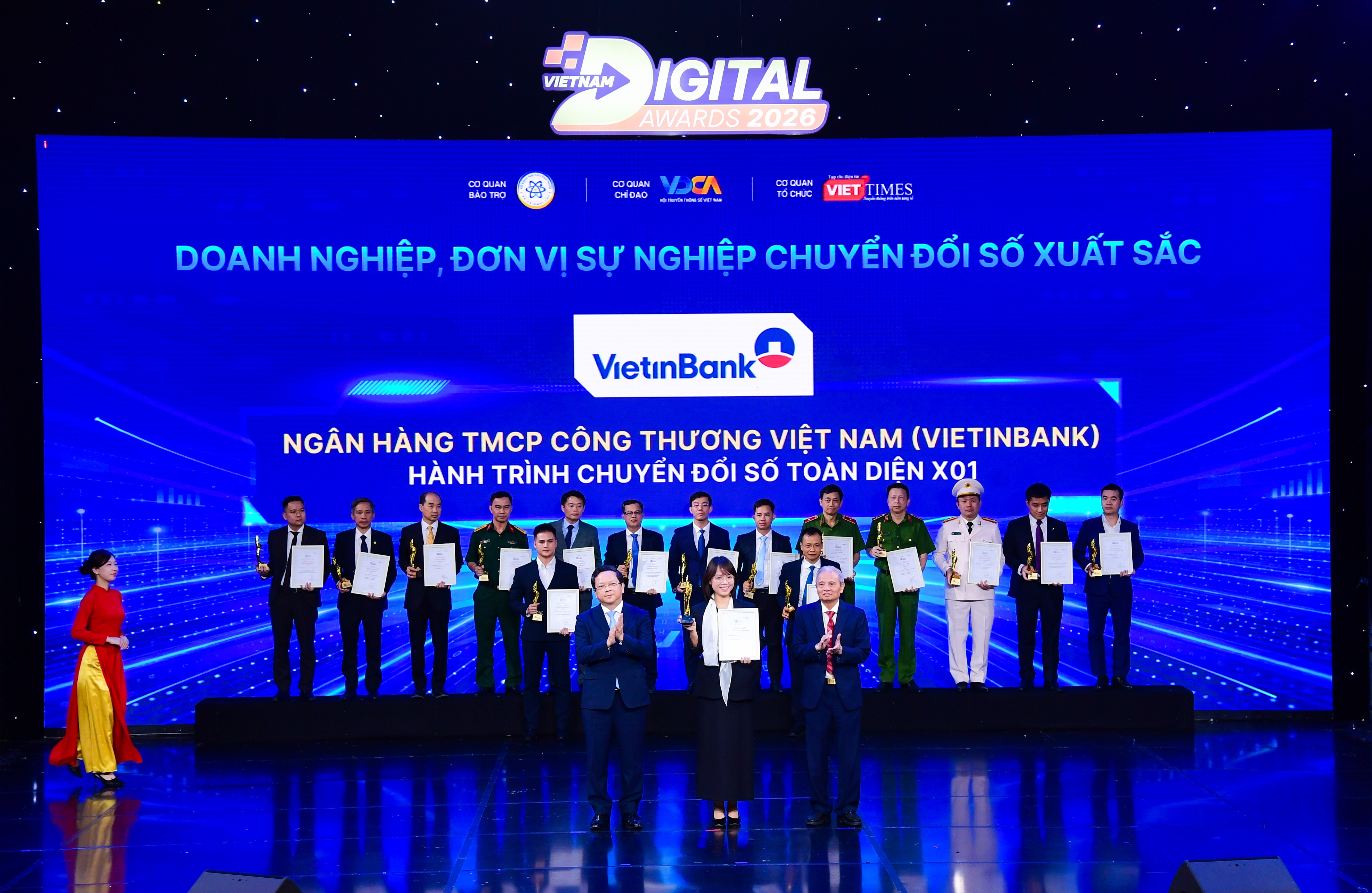 anh-2-ba-phung-thu-ha-nhan-giai-1791979999.jpg