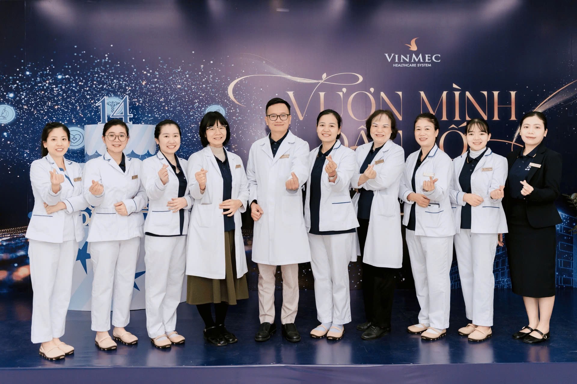 Qua việc tham gia biên soạn giáo trình Sản phụ khoa ở bậc đại học và sau đại học, bác sĩ Linh còn góp sức chuẩn bị nền tảng chuyên môn cho những thế hệ thầy thuốc tiếp nối. (Ảnh:Vinmec)