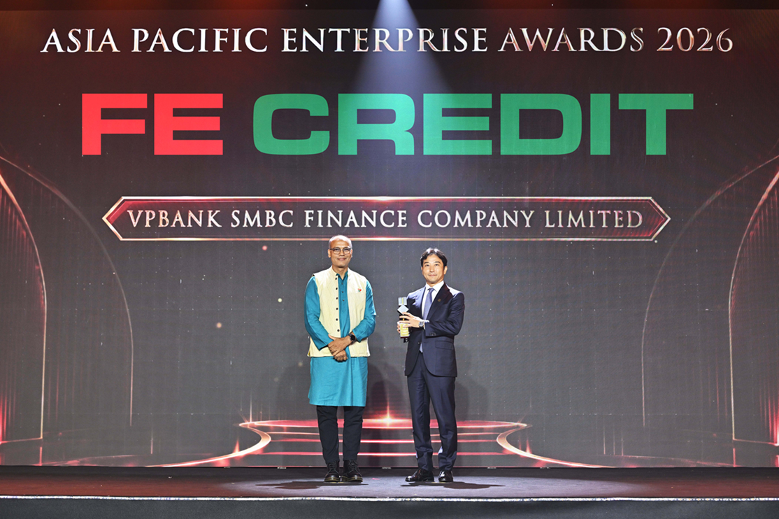 aĐại diện FE CREDIT nhận giải thưởng “Doanh nghiệp xuất sắc châu Á” tại APEA 2026. (Ảnh: BTC)