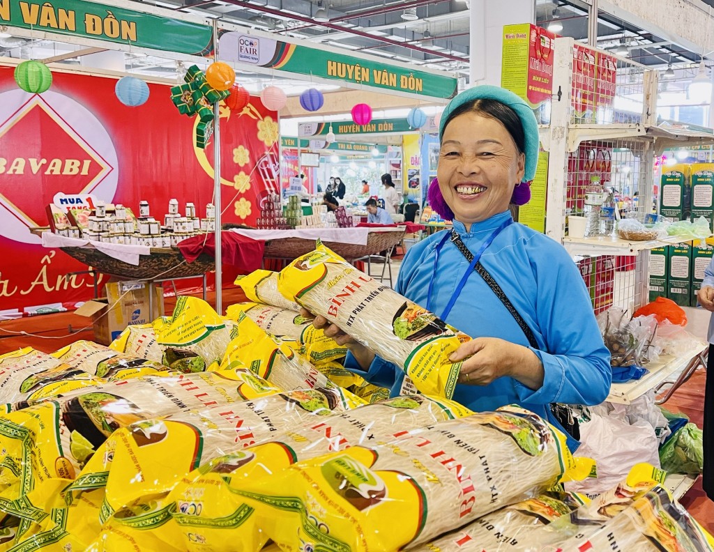 2075085-mien-dong-binh-lieu-duoc-doi-moi-mau-ma-bao-bi-san-pham-tao-suc-hut-voi-khach-hang-tai-cac-ky-hoi-cho-anh-chup-tai-hoi-cho-xuan-2023-01210218-1792294067.jpg