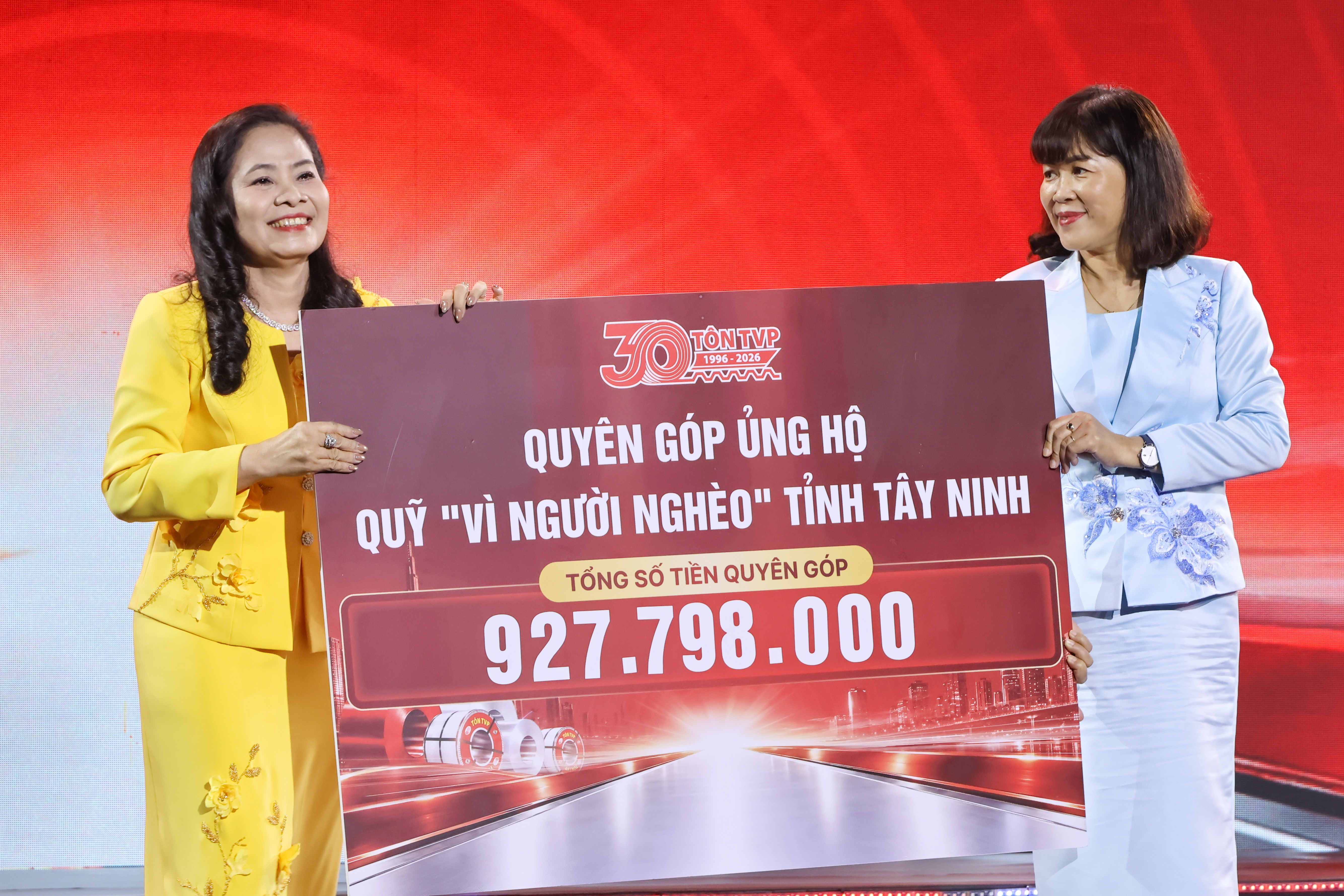 Bà Nguyễn Đài Thy (bên phải) - Ủy viên Ban Thường vụ Tỉnh ủy, Phó Chủ tịch Thường trực UBND tỉnh Tây Ninh tiếp nhận tiền ủng hộ Quỹ “Vì người nghèo” của tỉnh.