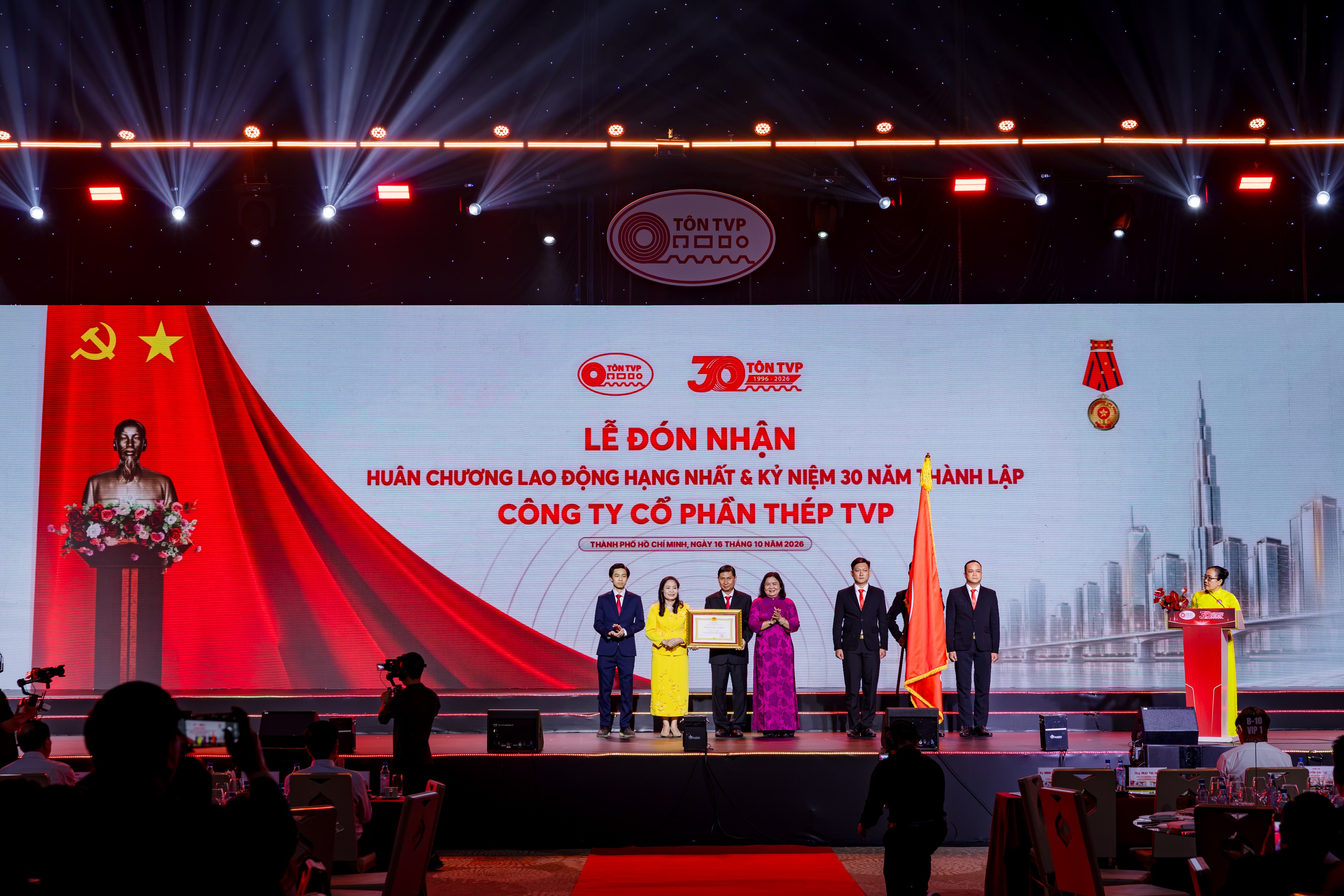 Thép TVP đón nhận Huân chương Lao động hạng Nhất