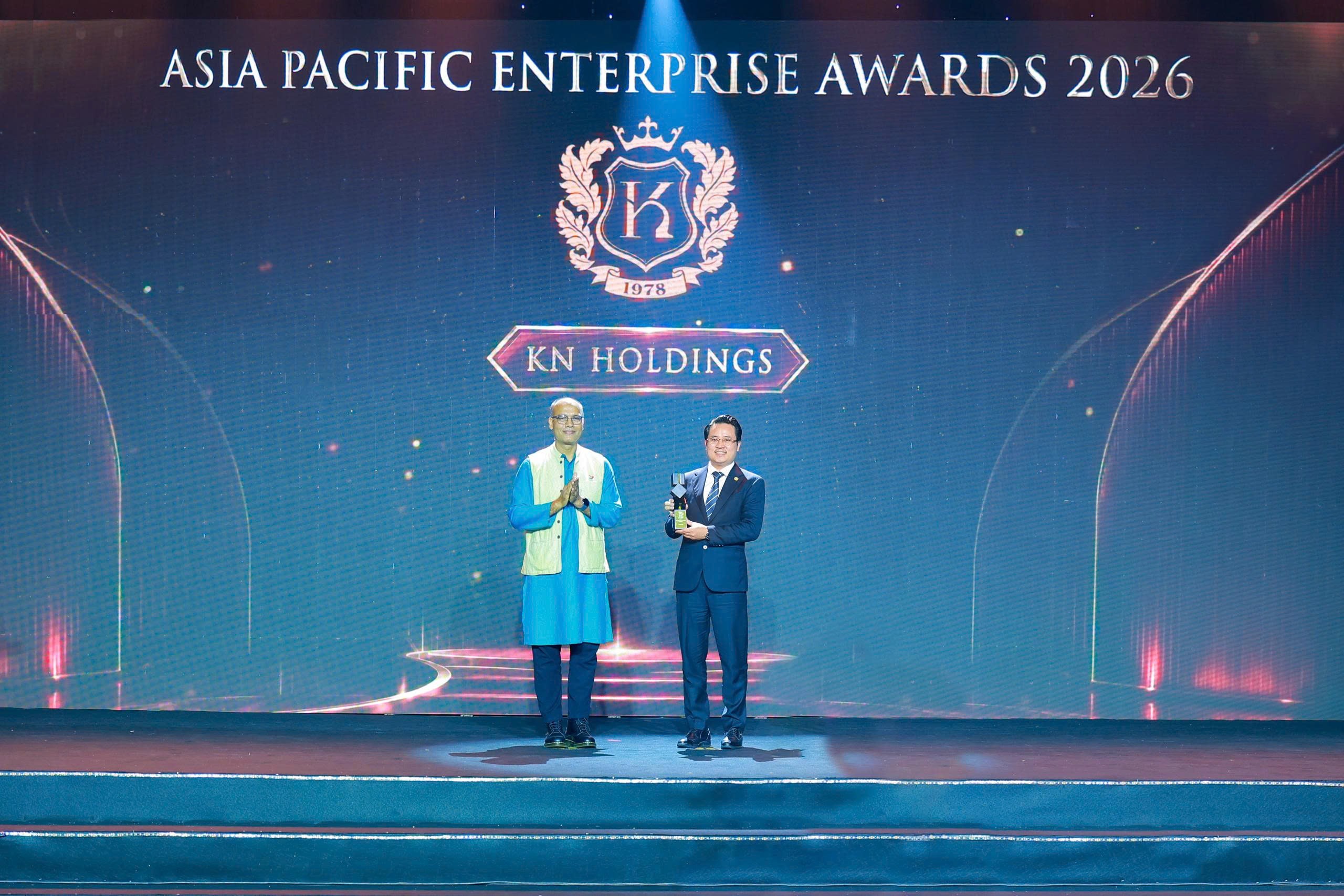 Ông Nguyễn Tuấn Anh, Phó tổng giám đốc Tập đoàn - Đại diện KN Holdings nhận giải “Doanh nghiệp xuất sắc châu Á 2026”.
