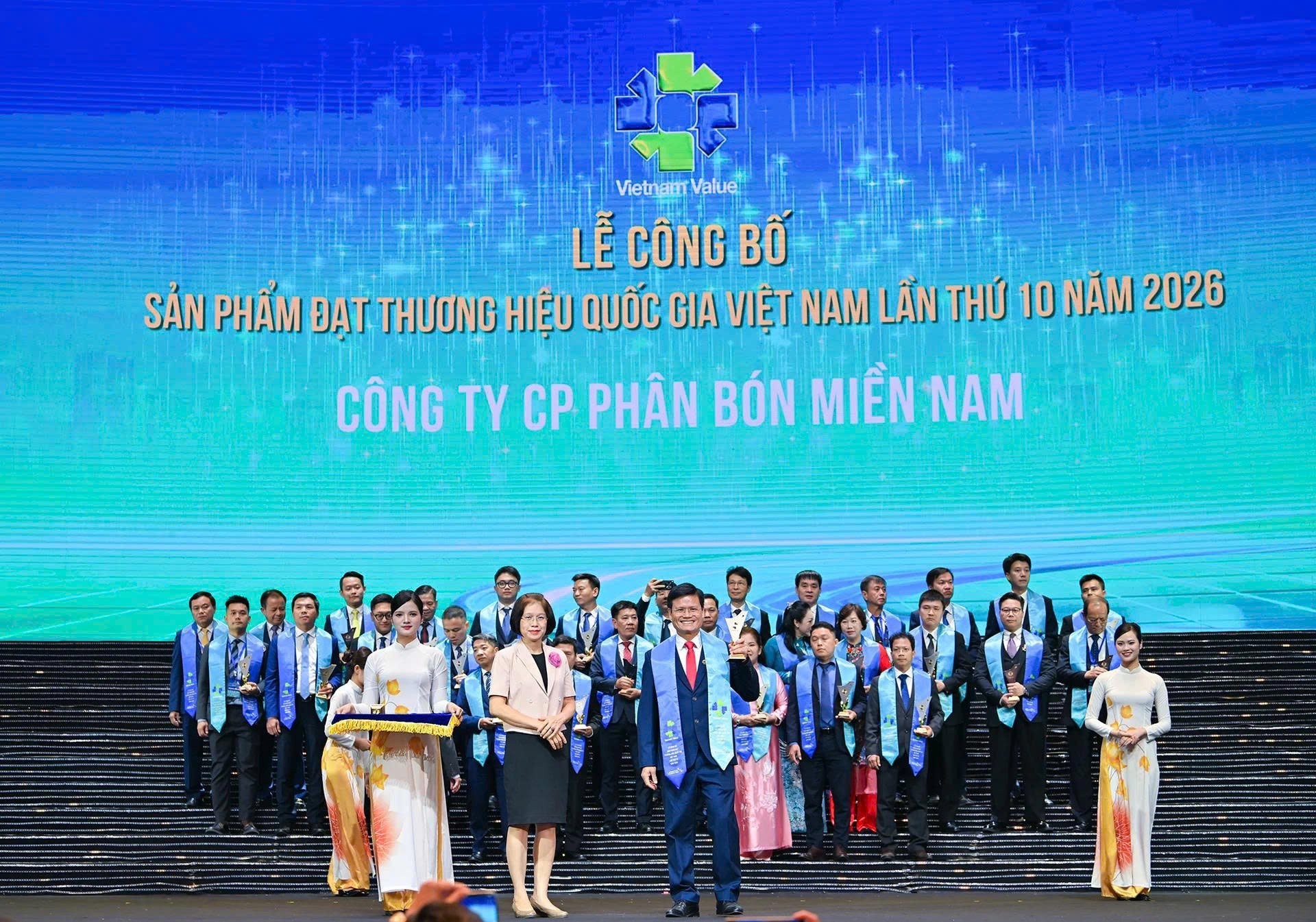Ông Đỗ Văn Tuấn, Bí thư Đảng ủy, Tổng Giám đốc Công ty Cổ phần Phân bón Miền Nam đón nhận biểu trưng Thương hiệu quốc gia Việt Nam 2026 với hai sản phẩm Phân bón Miền Nam và Supe lân Long Thành. (Ảnh: Vinachem)