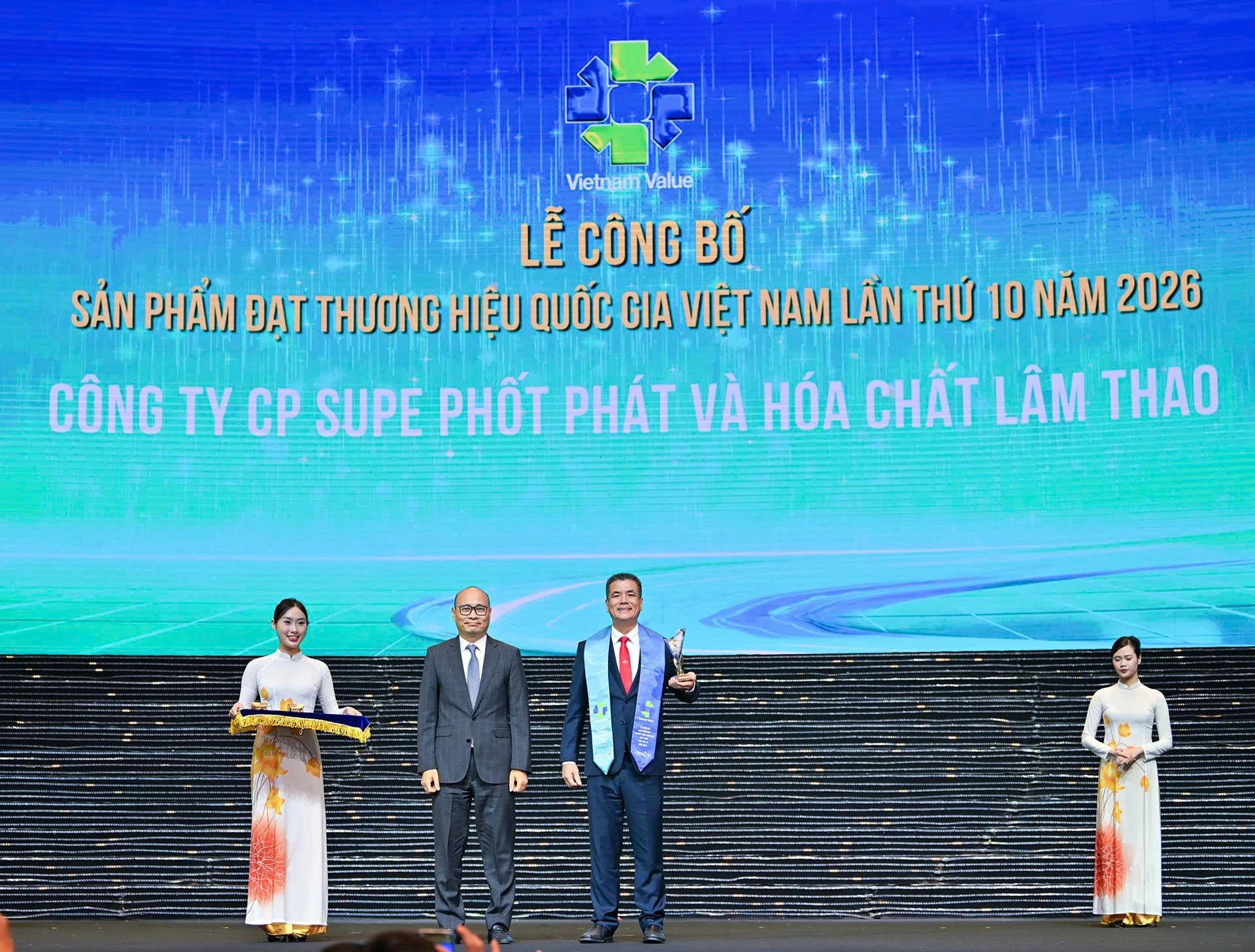 Ông Phạm Thanh Tùng, Bí thư Đảng ủy, Tổng Giám đốc Công ty Cổ phần Supe Phốt phát và Hóa chất Lâm Thao đón nhận biểu trưng Thương hiệu quốc gia Việt Nam năm 2026 với sản phẩm Supe lân Lâm Thao và NPK Lâm Thao. (Ảnh: Vinachem)