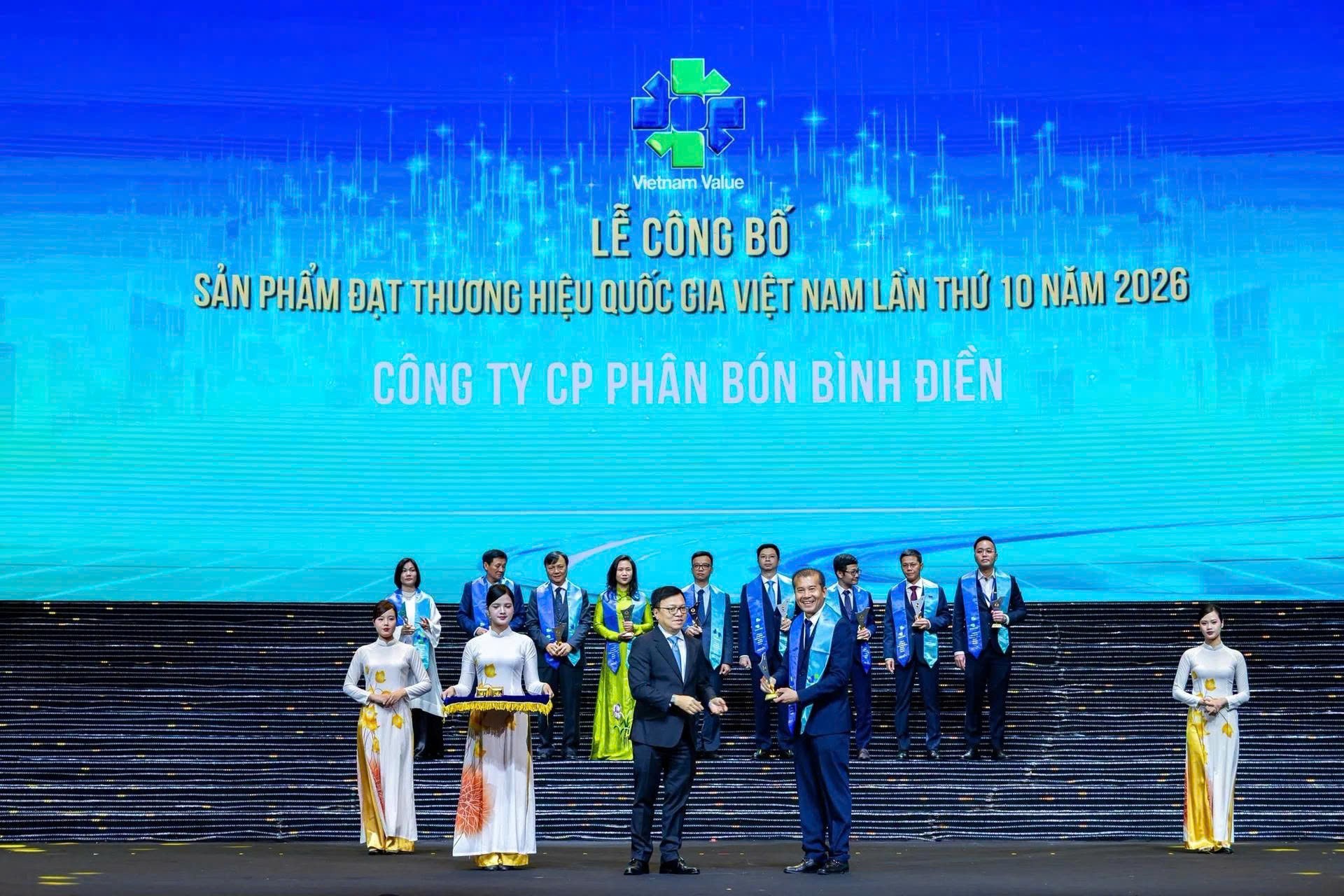 Ông Phan Văn Tâm, Phó Tổng Giám đốc Công ty Cổ phần Phân bón Bình Điền, đại diện doanh nghiệp nhận biểu trưng Thương hiệu quốc gia Việt Nam năm 2026. (Ảnh: Vinachem)