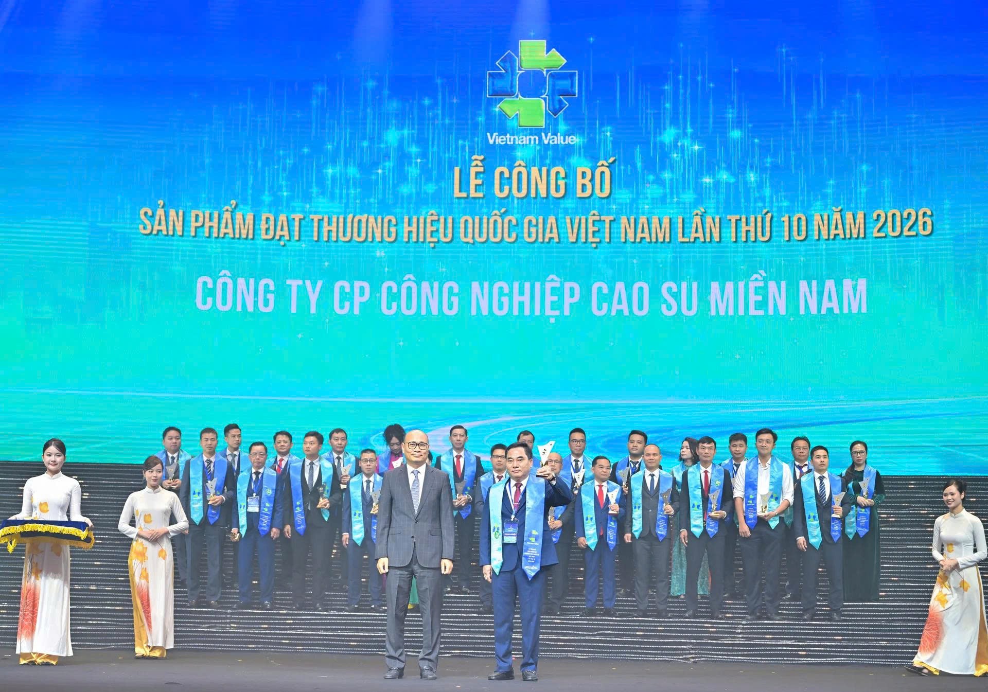 Ông Phùng Quang Trung, Bí thư Đảng ủy, Tổng Giám đốc Công ty Cổ phần Công nghiệp Cao su Miền Nam đón nhận biểu trưng Thương hiệu quốc gia Việt Nam năm 2026 với sản phẩm săm lốp Casumina. (Ảnh: Vinachem)