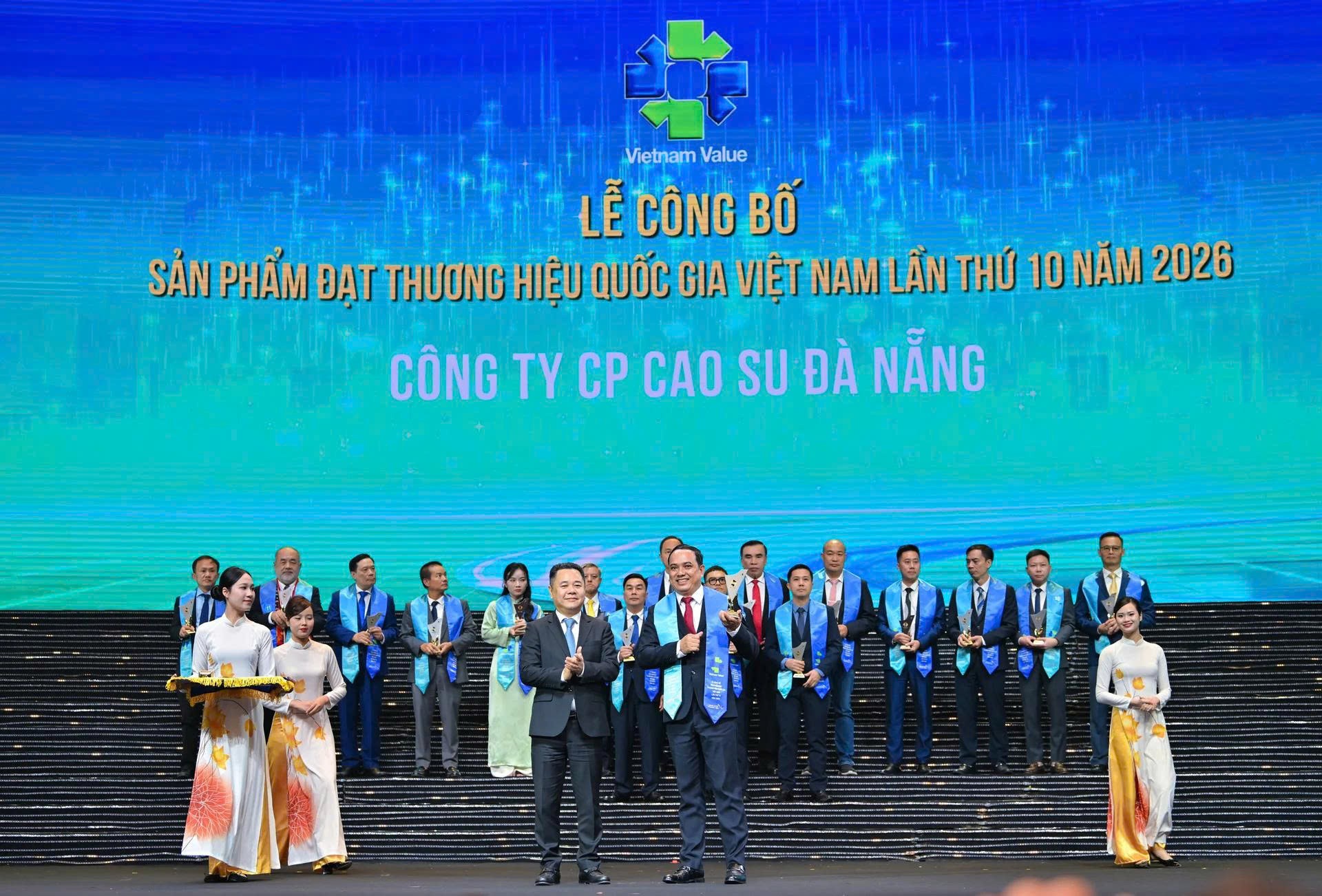 Ông Văn Trung Tâm, Phó Tổng Giám đốc Phụ trách Ban điều hành DRC, nhận biểu trưng Thương hiệu quốc gia Việt Nam lần thứ 10 năm 2026. (Ảnh: Vinachem)