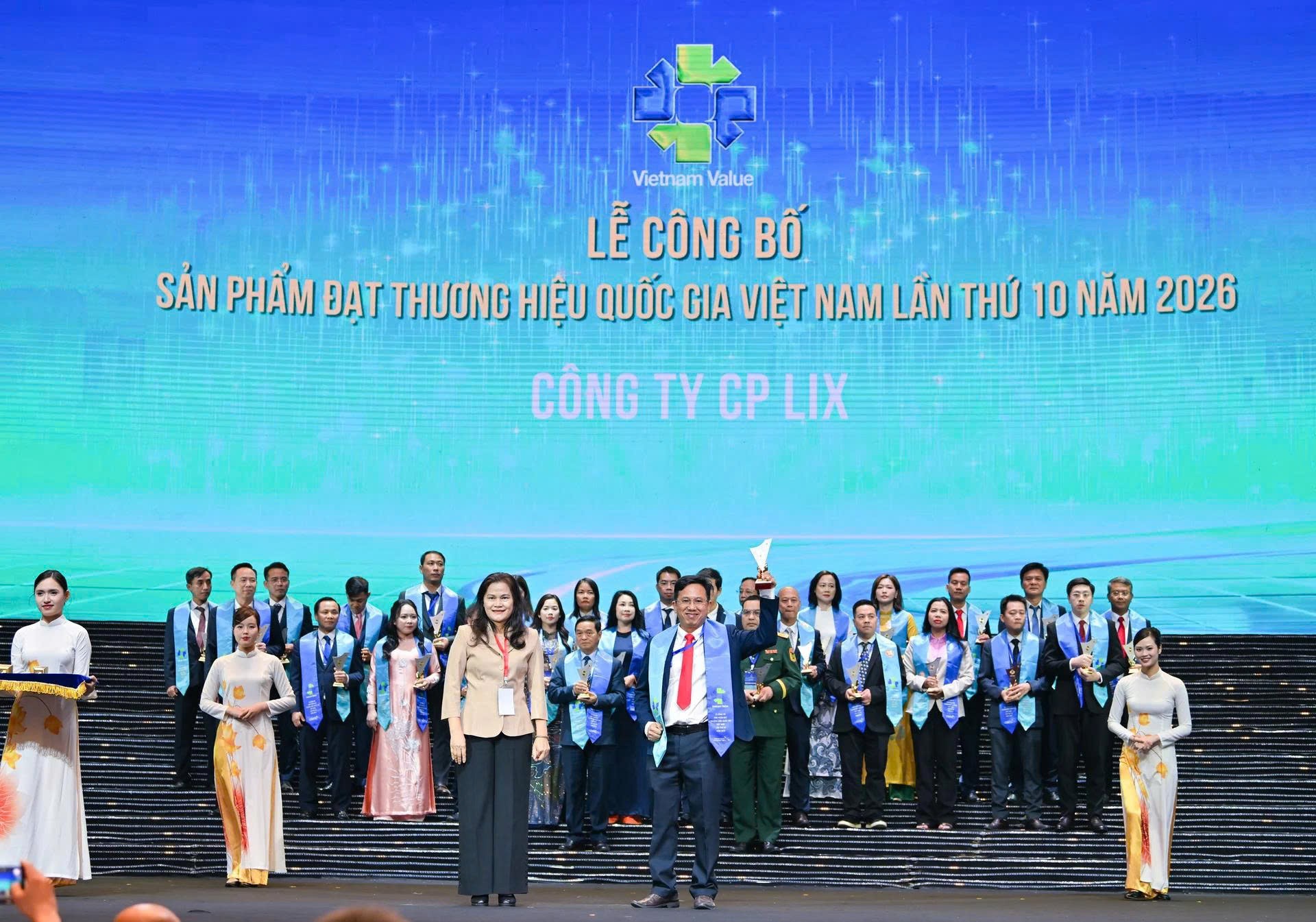Ông Bùi Công Thản, Phó Tổng Giám đốc Công ty Cổ phần Lix, đại diện doanh nghiệp nhận biểu trưng Thương hiệu quốc gia Việt Nam năm 2026 với hai sản phẩm Lix và On1. (Ảnh: Vinachem)